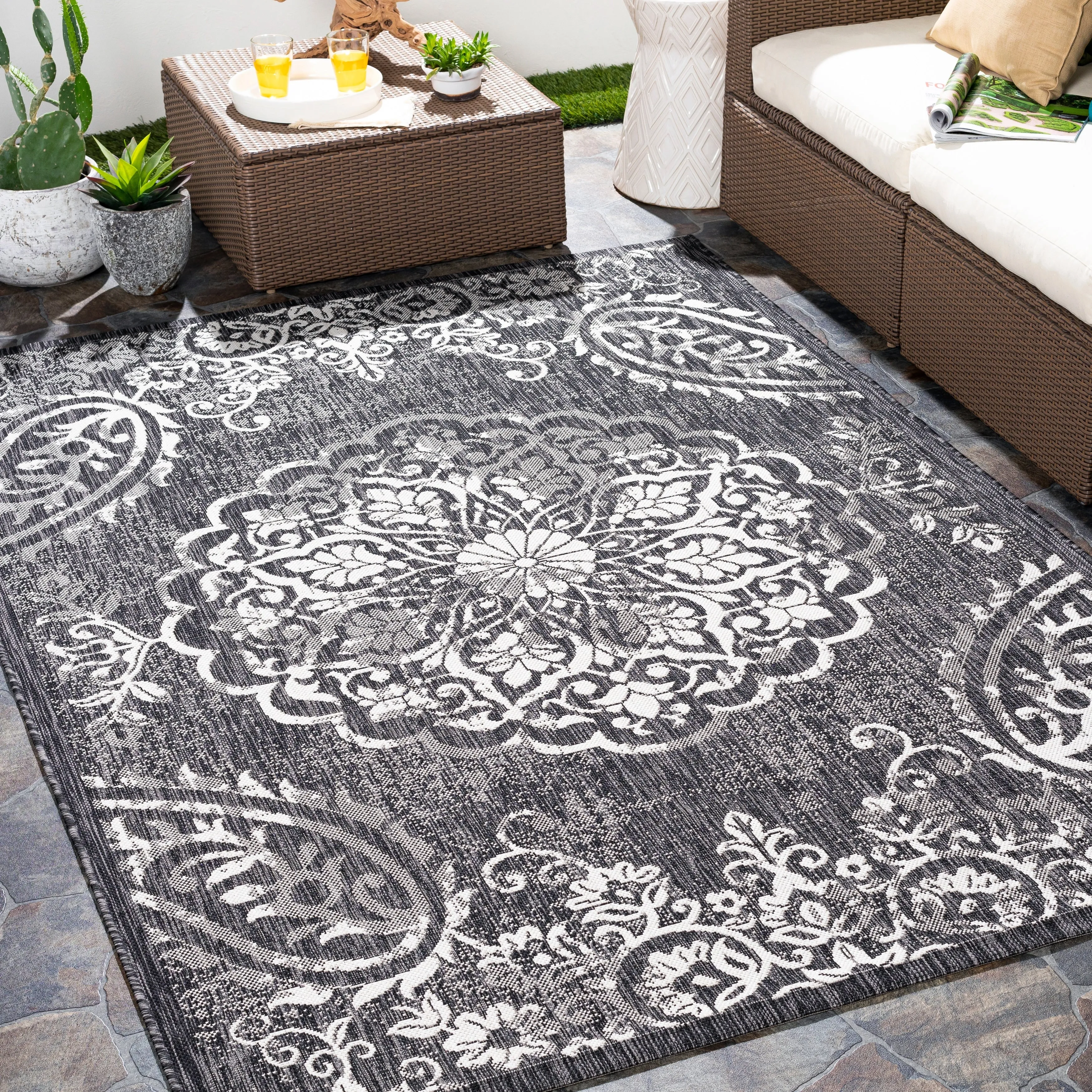 Artistic Weavers Kaisa Indoor/ Outdoor Paisley Medallion Area Rug