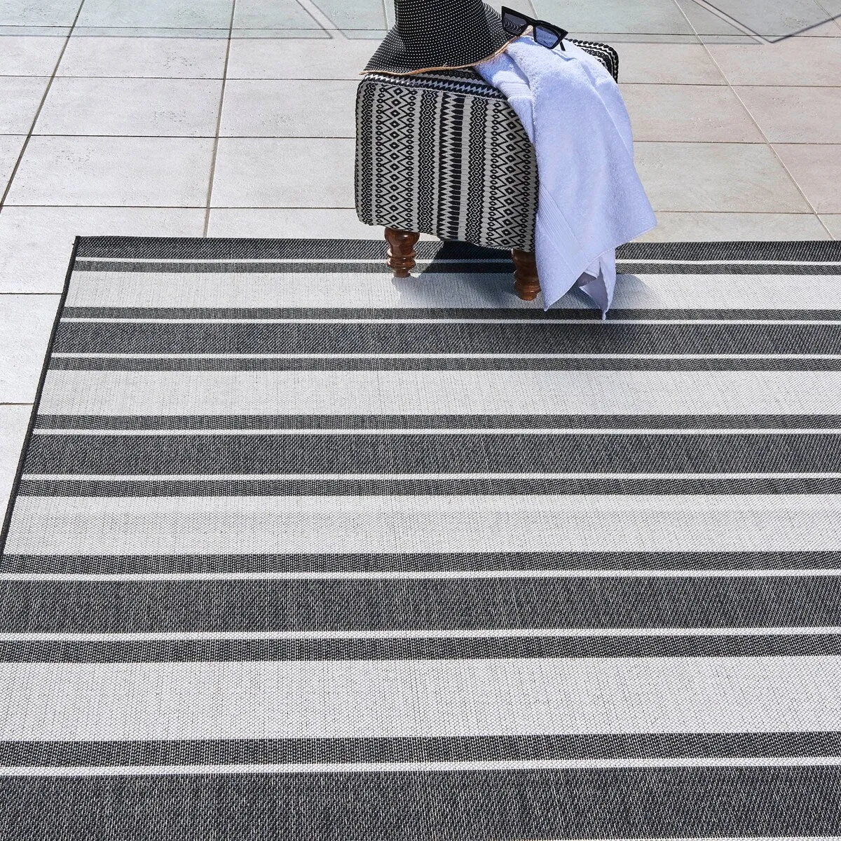 Gertmenian Paseo Castro Black/White Modern Stripe Flastweave Indoor/ Outdoor Area Rug