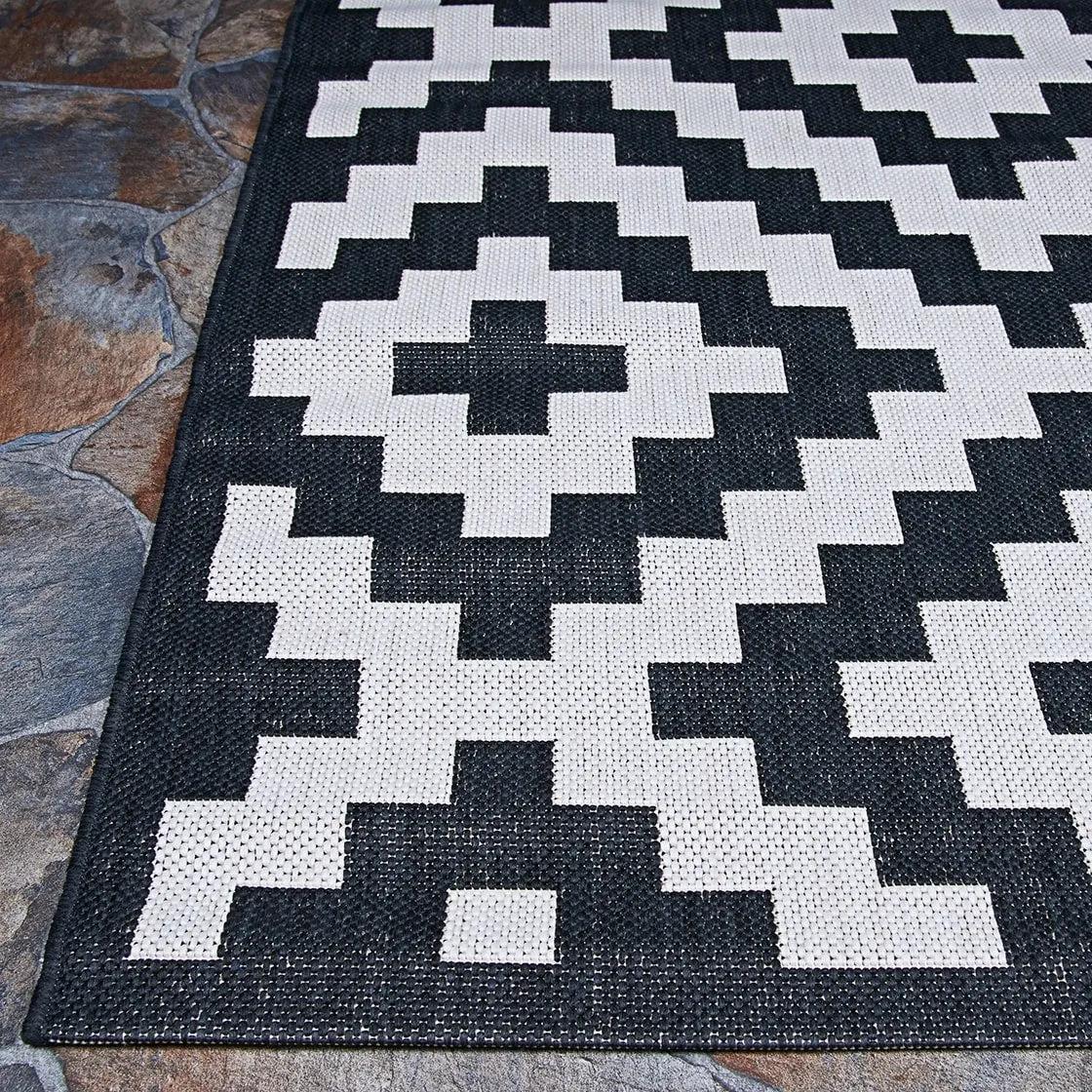 Hampton Ionic Black and White Indoor/ Outdoor Area Rug