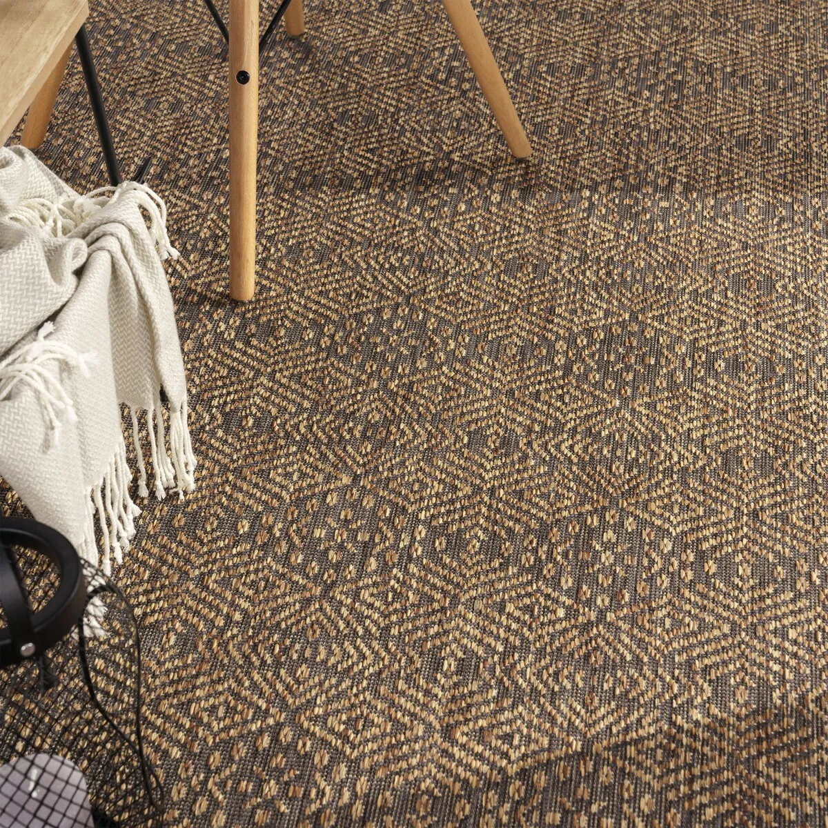 Indoor & Outdoor Rug with Modern Aztec Pattern
