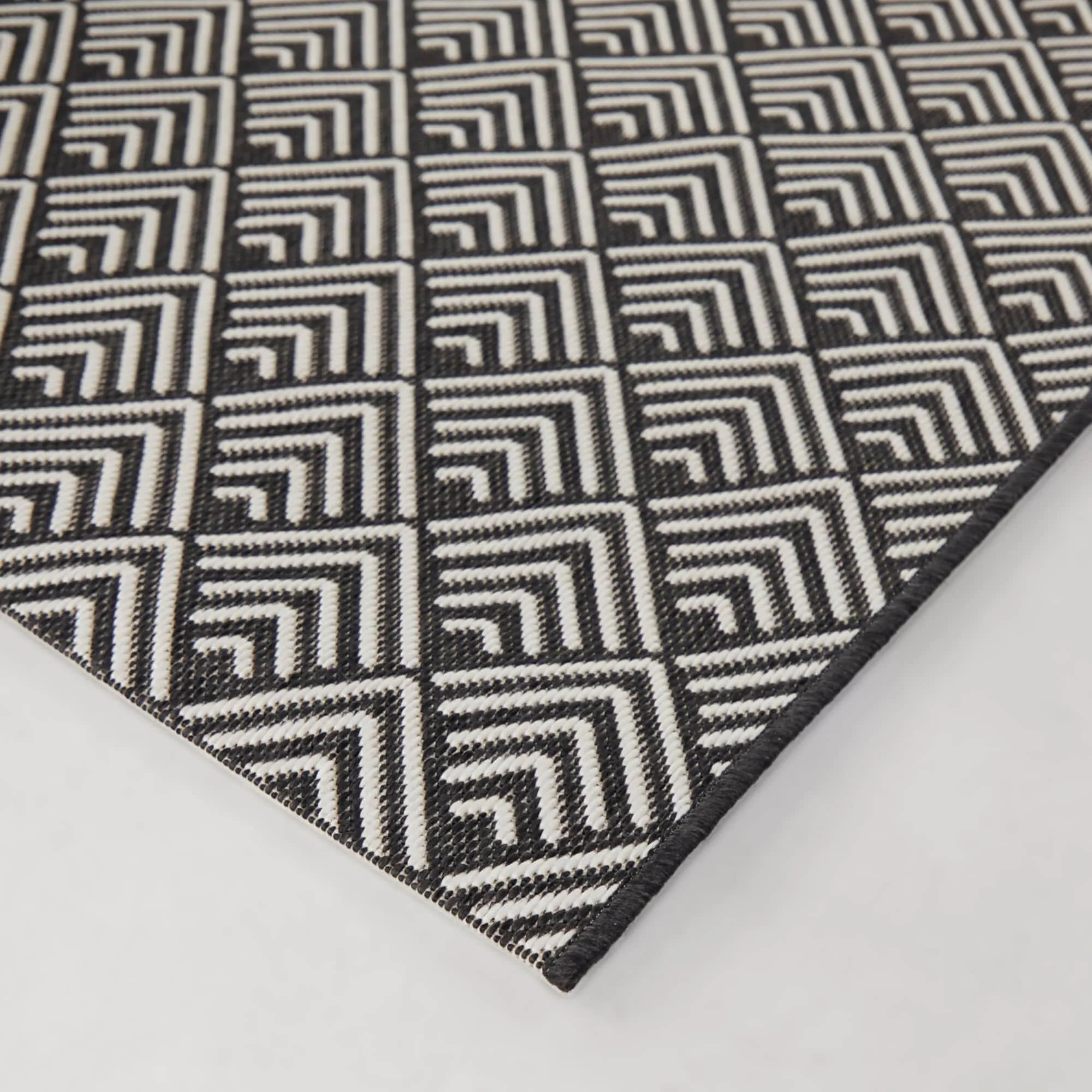 Janine Chevron Indoor/Outdoor Area Rug