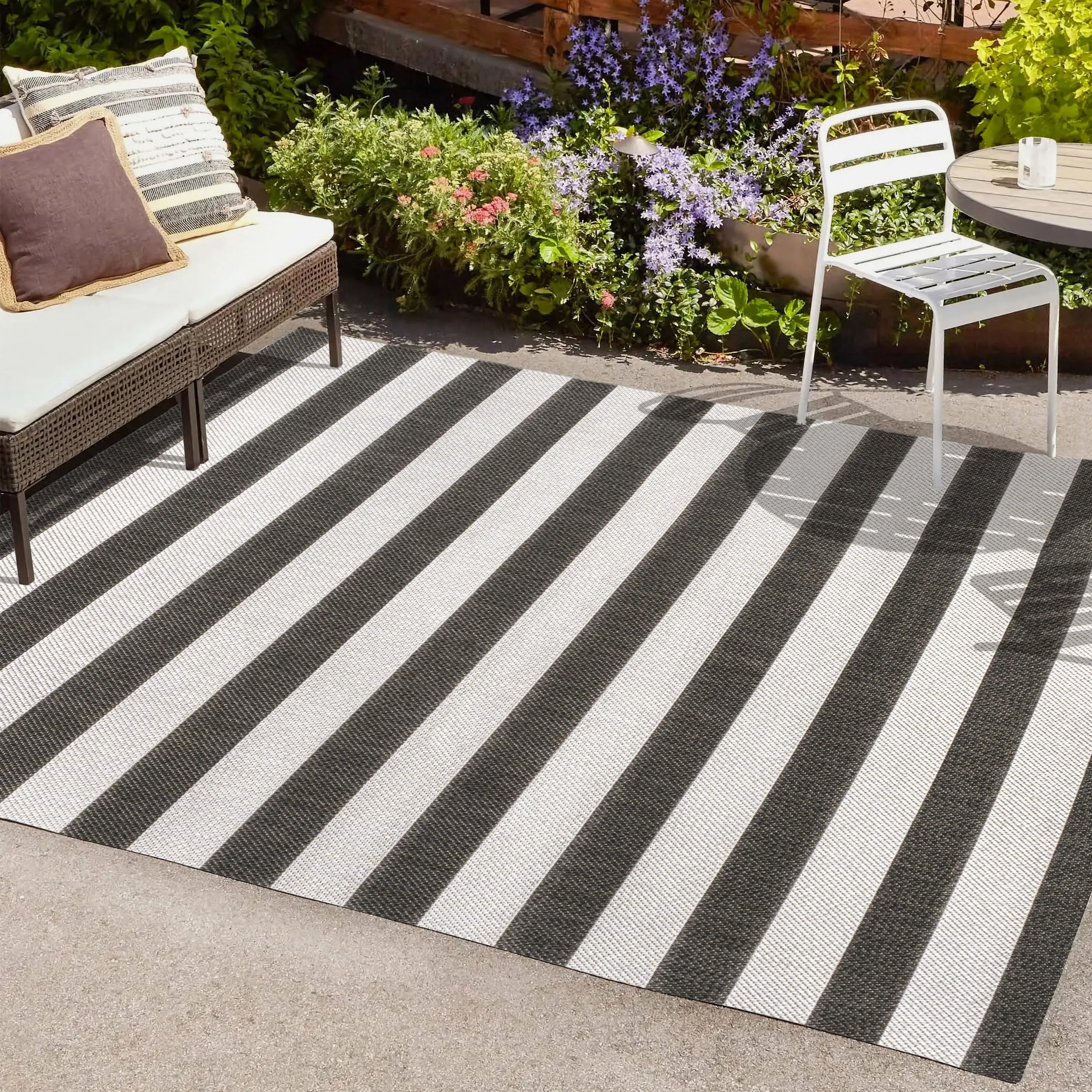JONATHAN Y Vinales Two-Tone Wide Stripe Indoor/Outdoor Area Rug