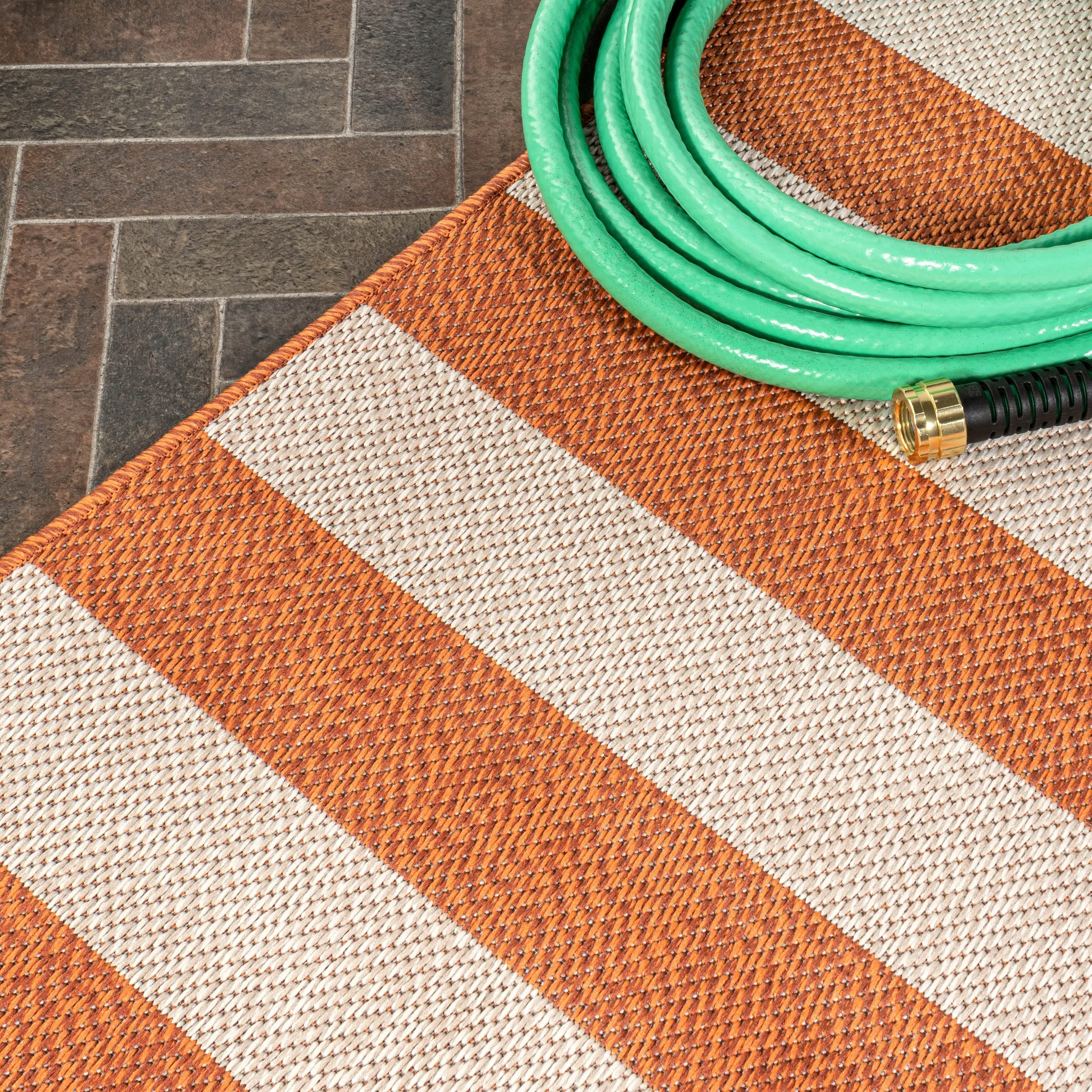 JONATHAN Y Vinales Two-Tone Wide Stripe Indoor/Outdoor Area Rug