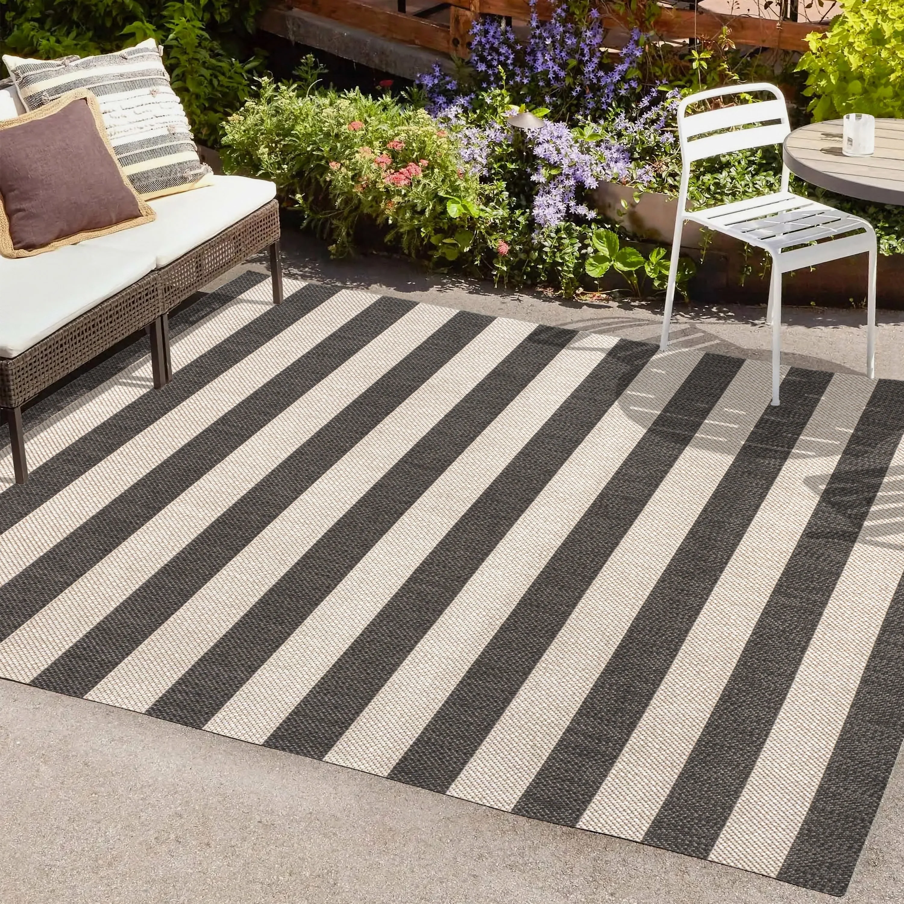 JONATHAN Y Vinales Two-Tone Wide Stripe Indoor/Outdoor Area Rug