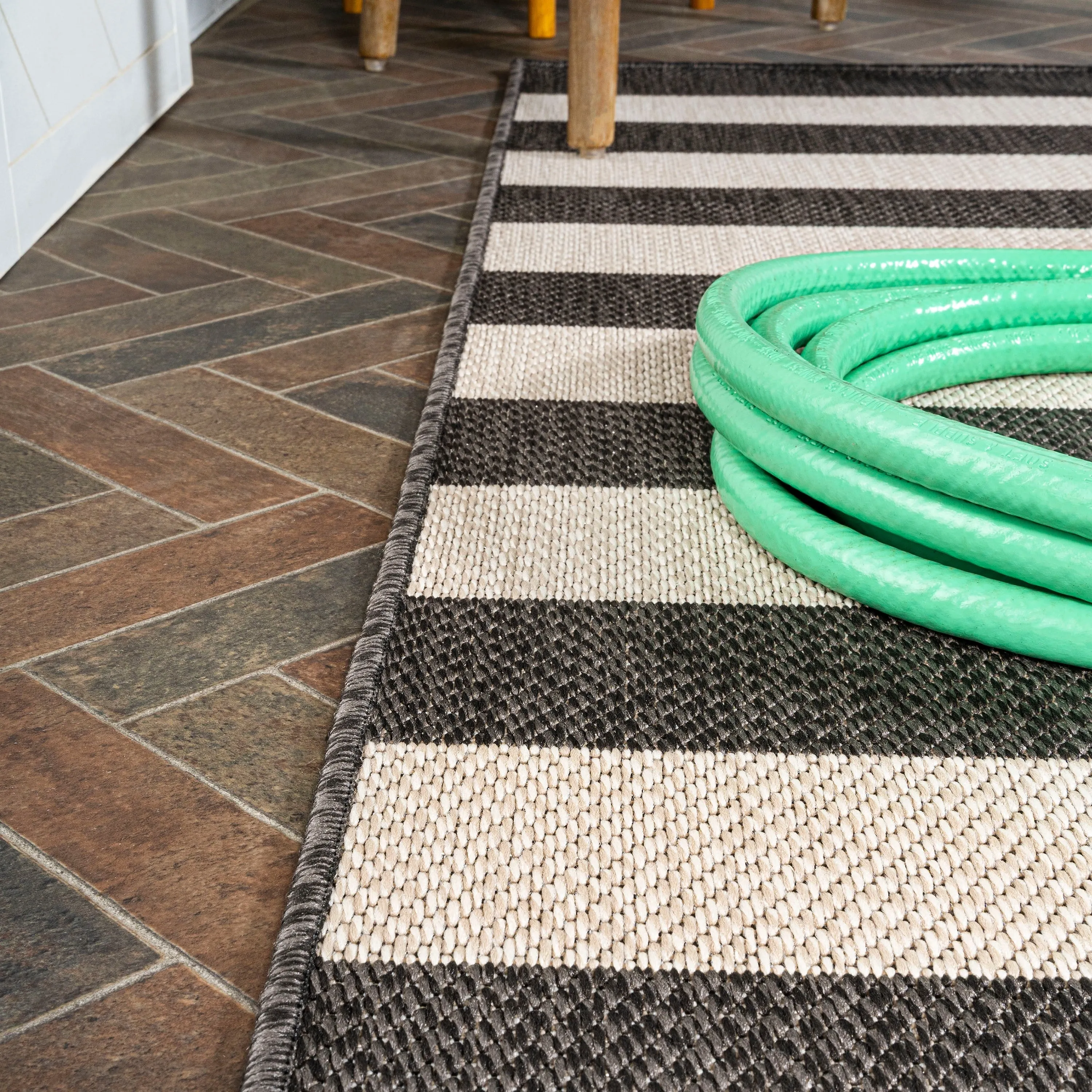 JONATHAN Y Vinales Two-Tone Wide Stripe Indoor/Outdoor Area Rug