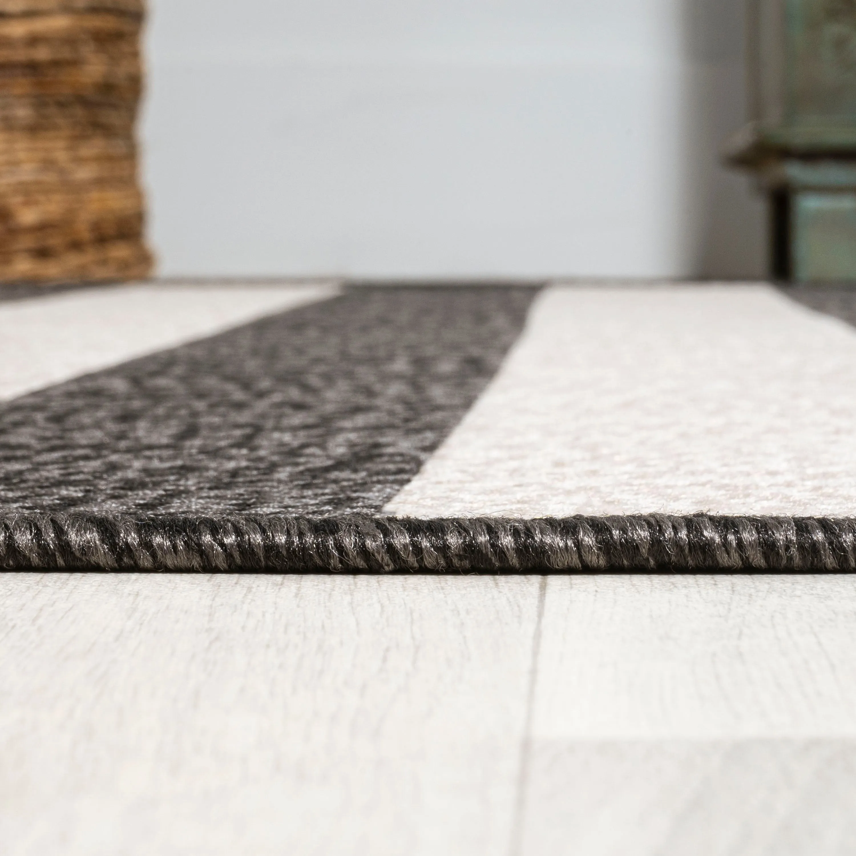 JONATHAN Y Vinales Two-Tone Wide Stripe Indoor/Outdoor Area Rug