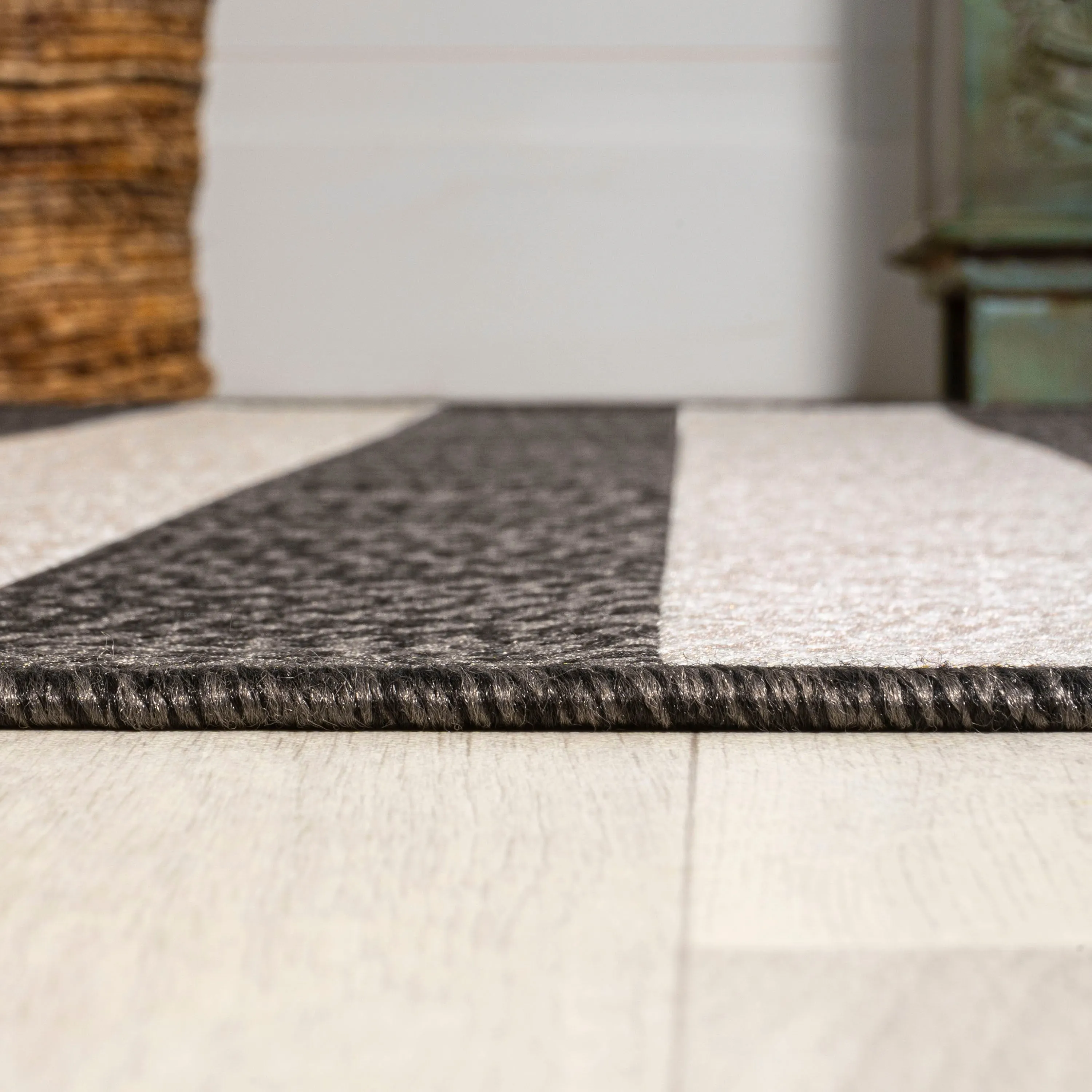 JONATHAN Y Vinales Two-Tone Wide Stripe Indoor/Outdoor Area Rug