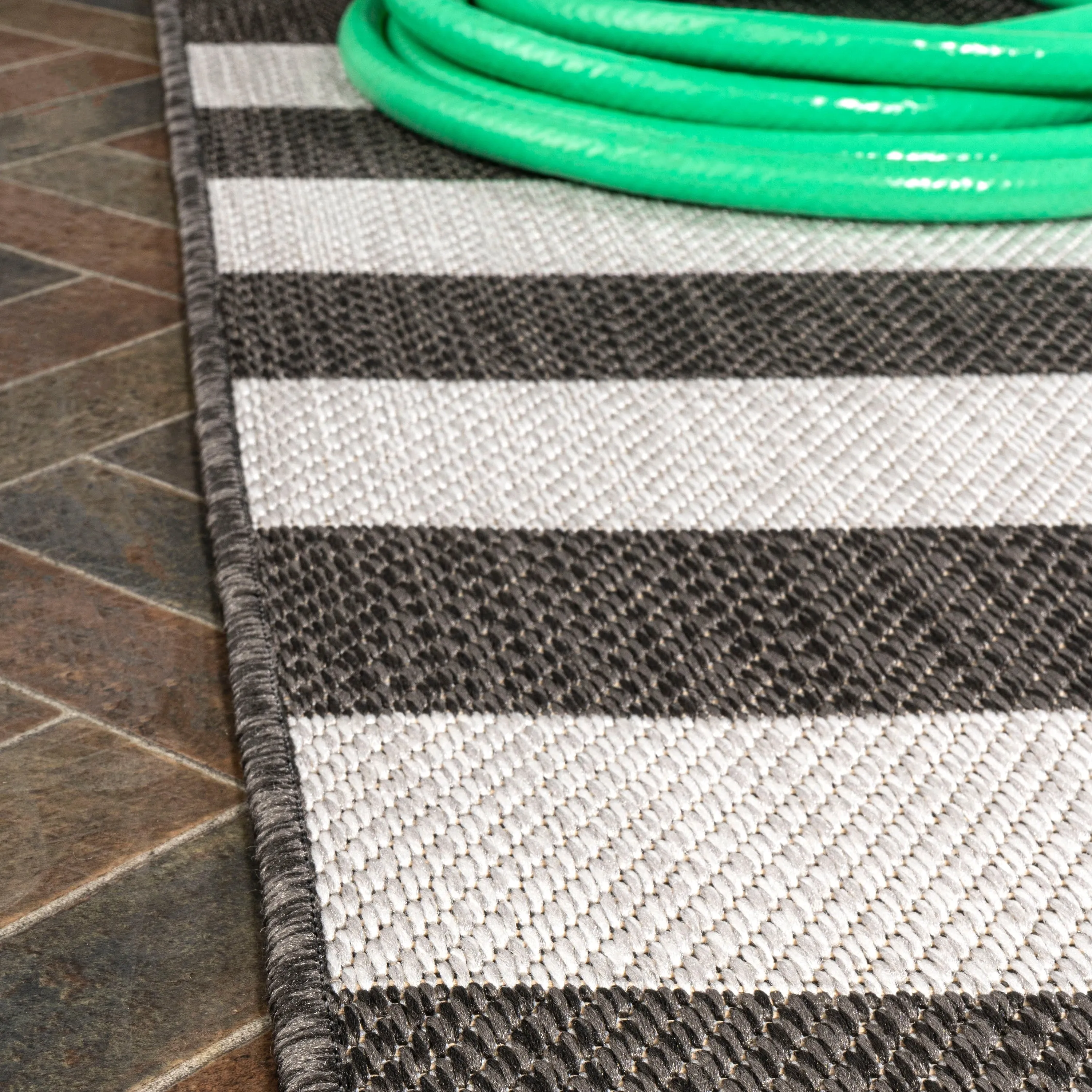 JONATHAN Y Vinales Two-Tone Wide Stripe Indoor/Outdoor Area Rug