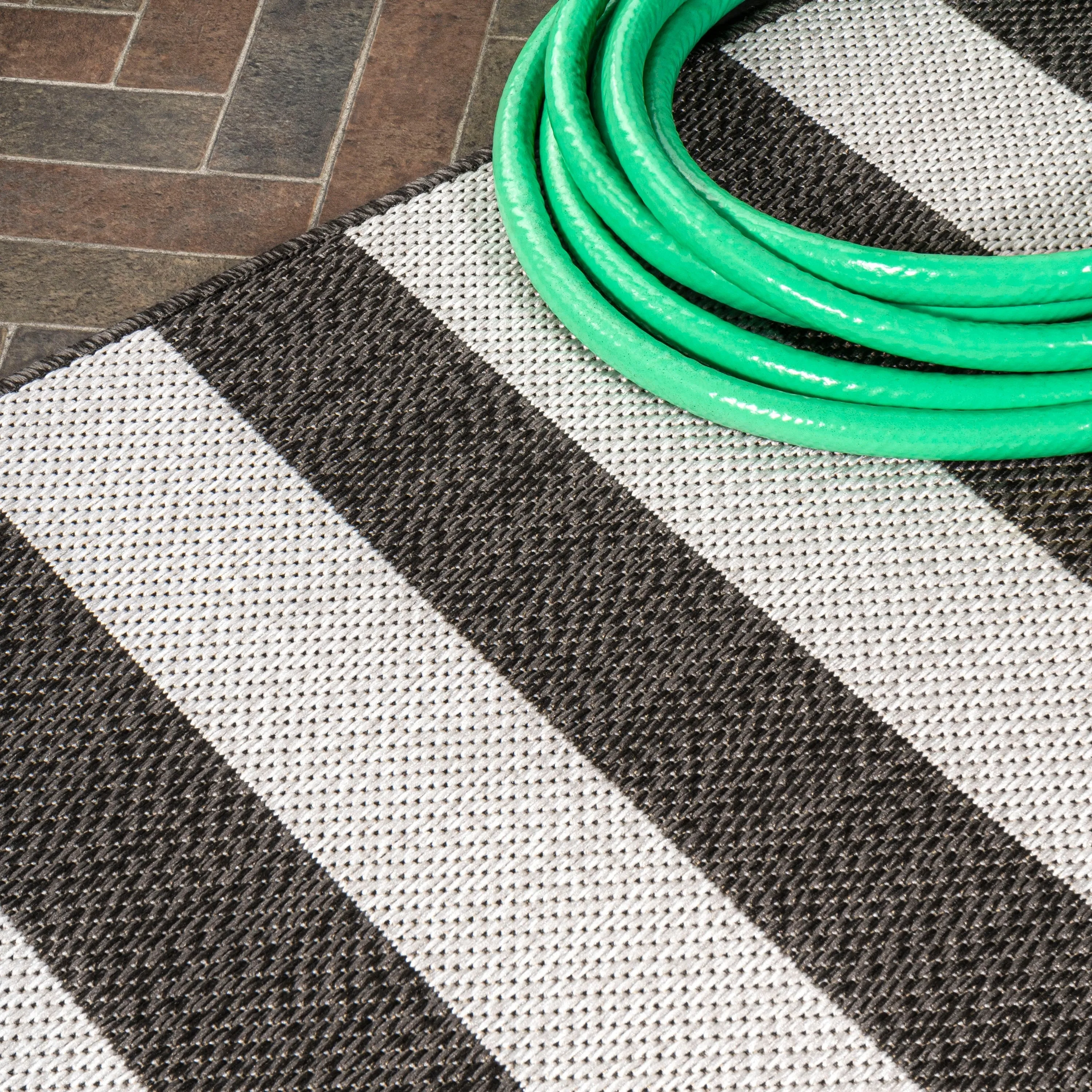JONATHAN Y Vinales Two-Tone Wide Stripe Indoor/Outdoor Area Rug