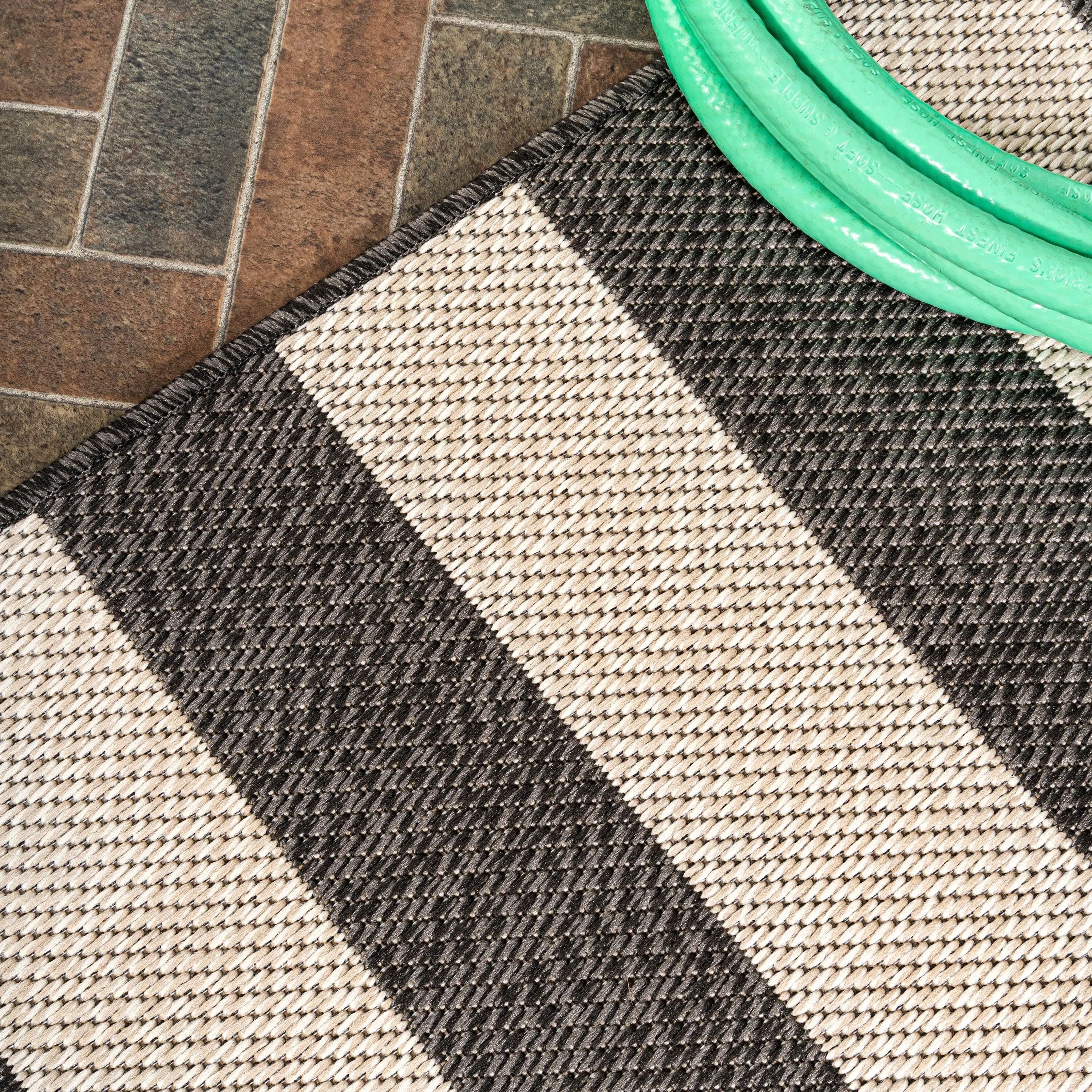 JONATHAN Y Vinales Two-Tone Wide Stripe Indoor/Outdoor Area Rug
