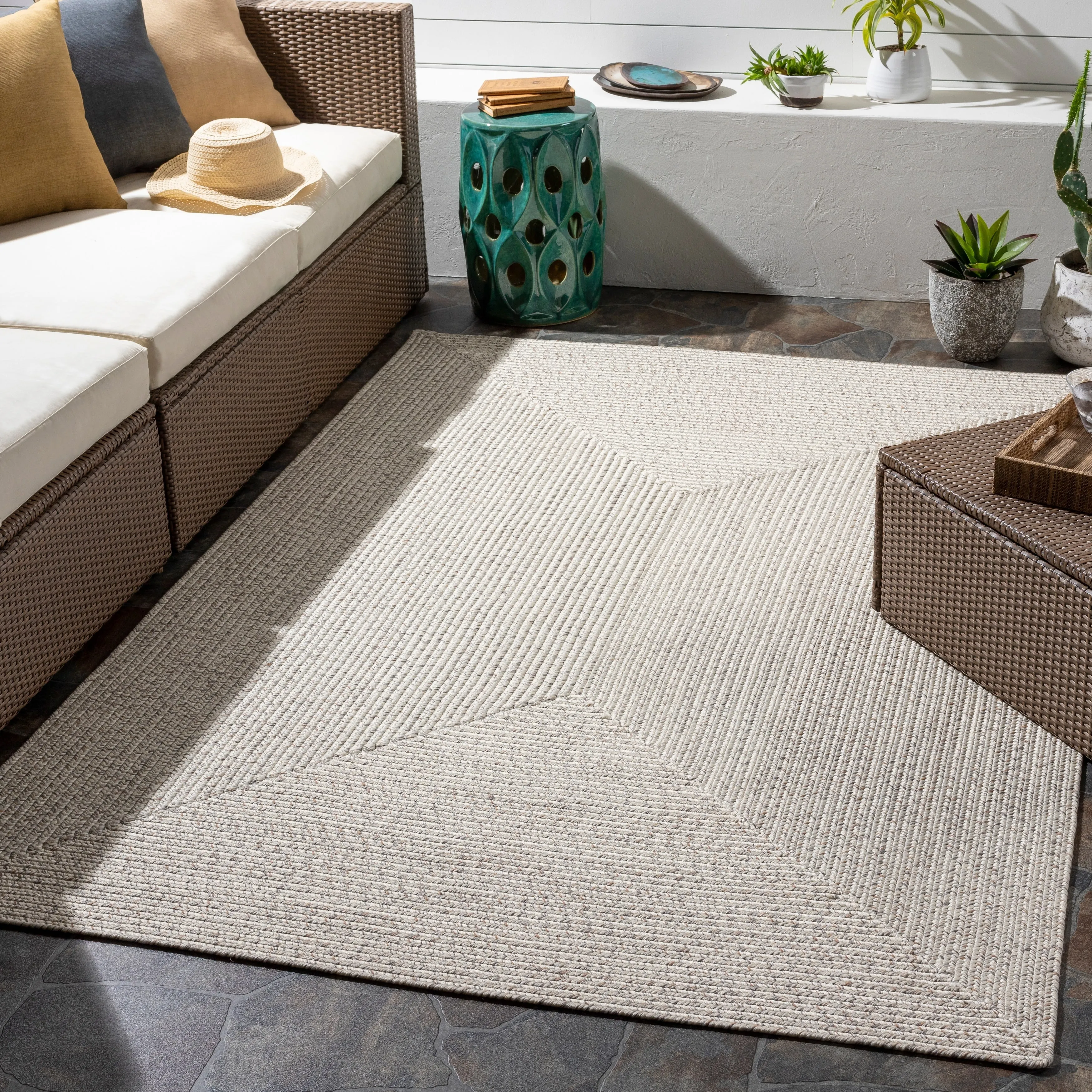 Livabliss Sharrah Indoor/ Outdoor Solid Braided Area Rug