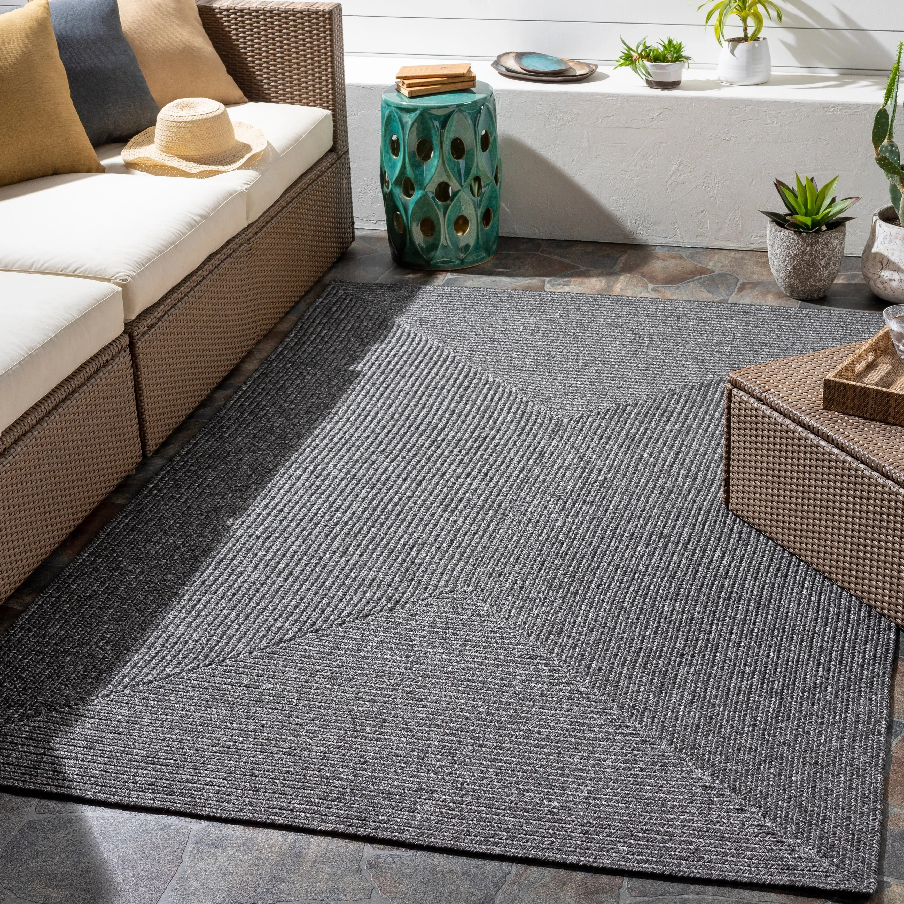 Livabliss Sharrah Indoor/ Outdoor Solid Braided Area Rug
