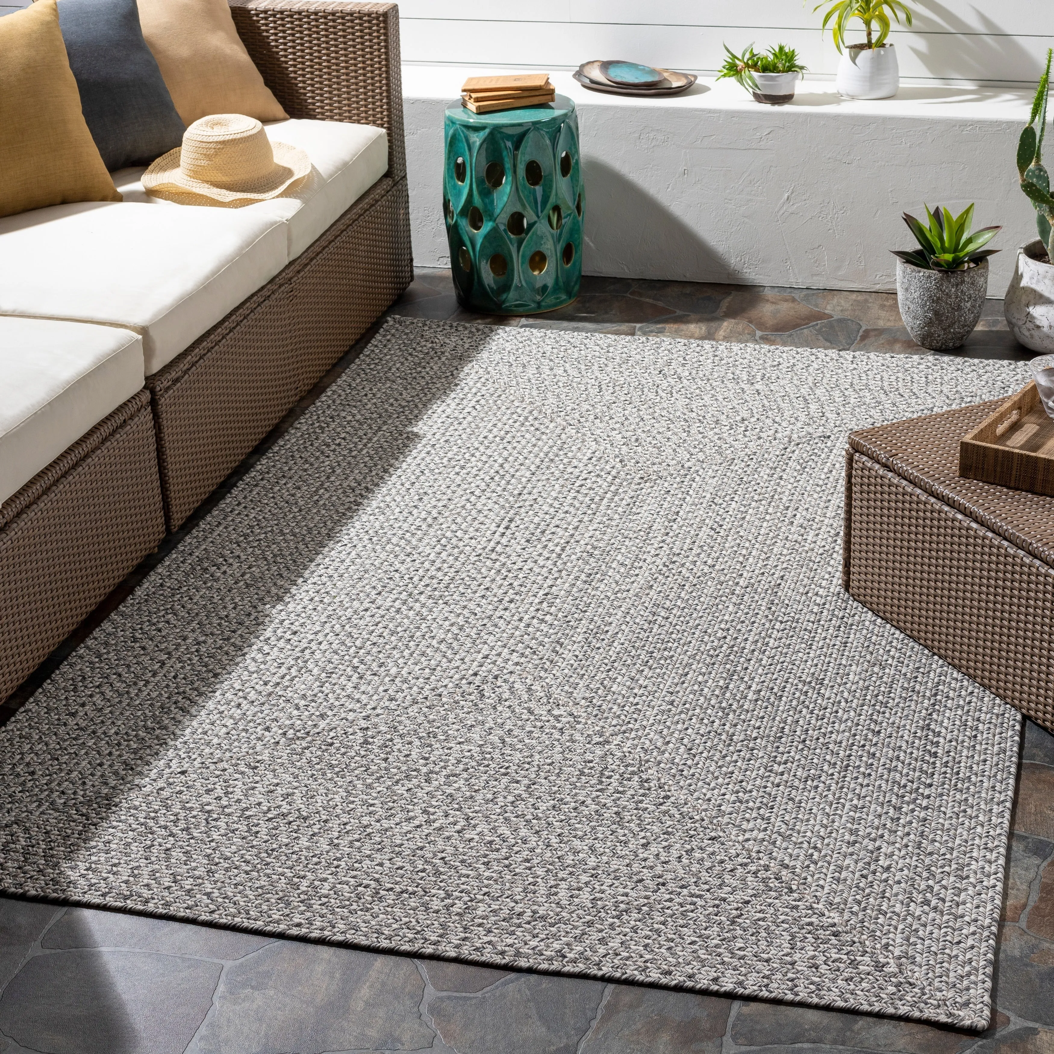 Livabliss Sharrah Indoor/ Outdoor Solid Braided Area Rug