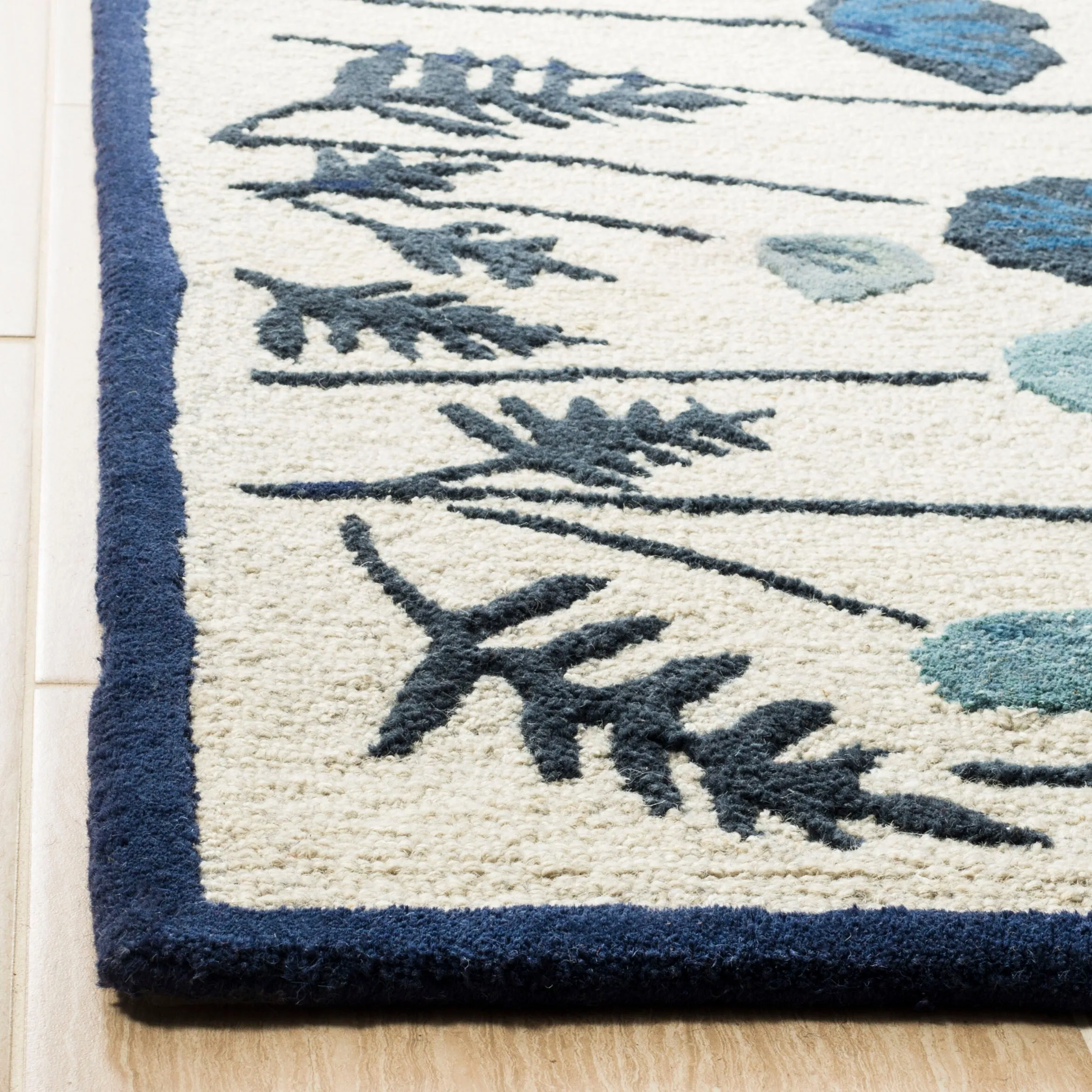 Martha Stewart by SAFAVIEH Poppy Glossary Wool/ Viscose Rug