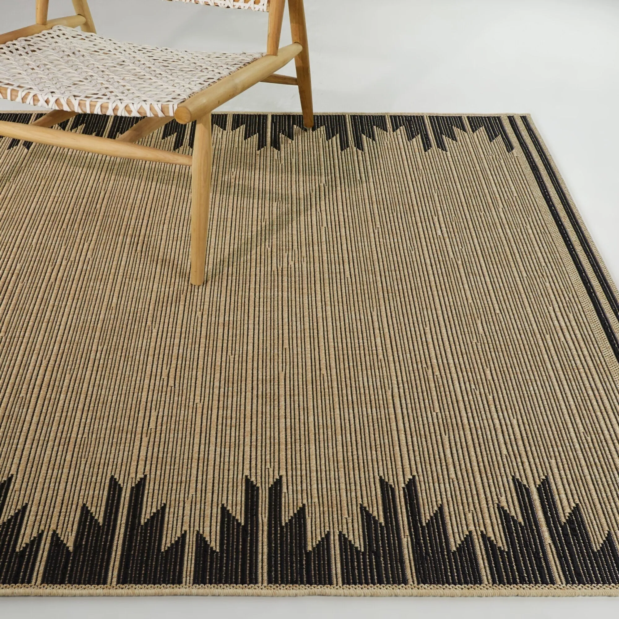 Merieme Art Deco Border Modern Indoor/ Outdoor Area Rug