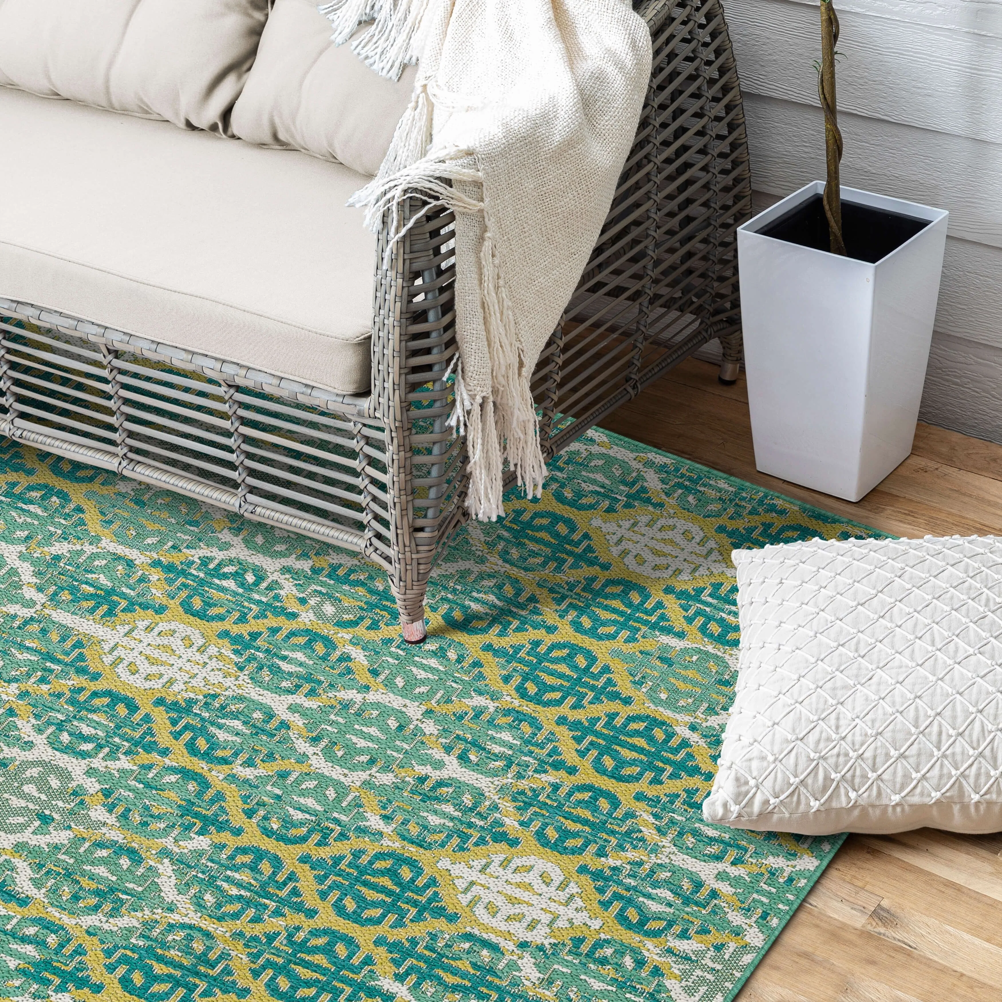 Mohawk Home Indoor/Outdoor Geneva iKat Patio Area Rug