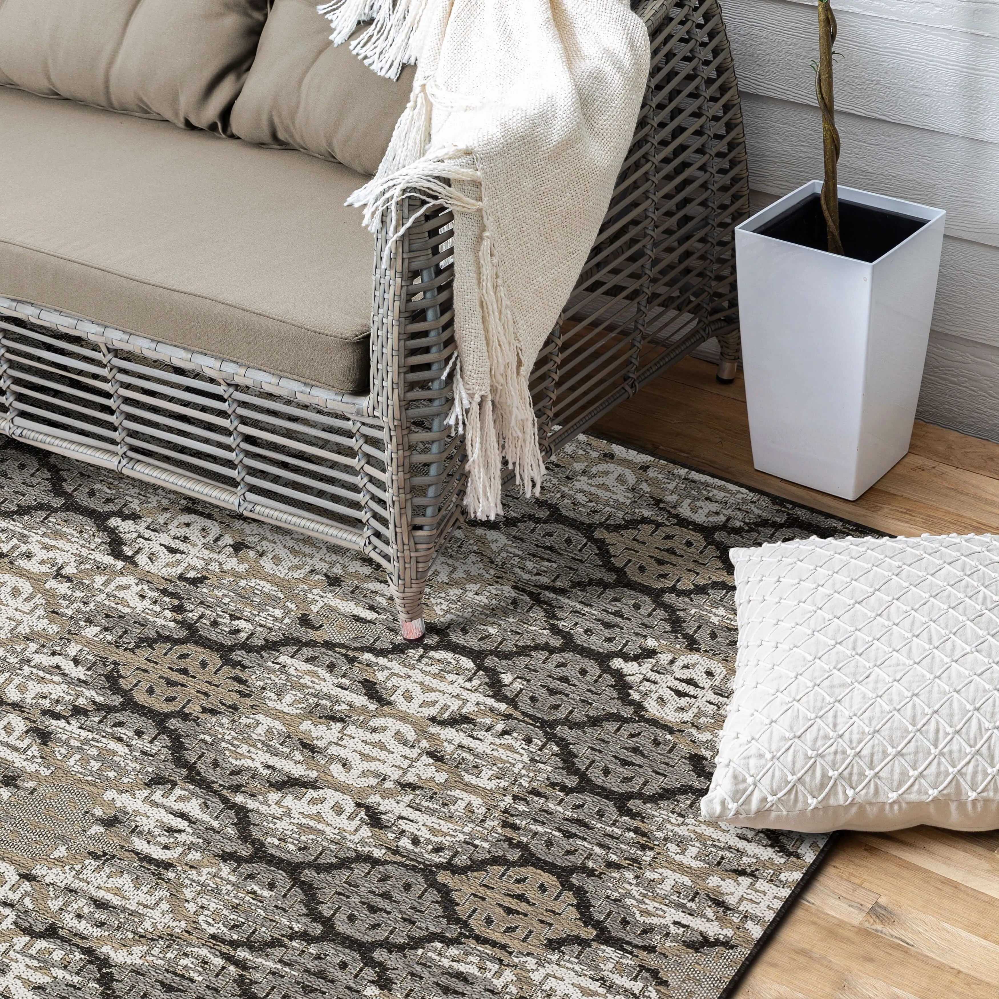 Mohawk Home Indoor/Outdoor Geneva iKat Patio Area Rug