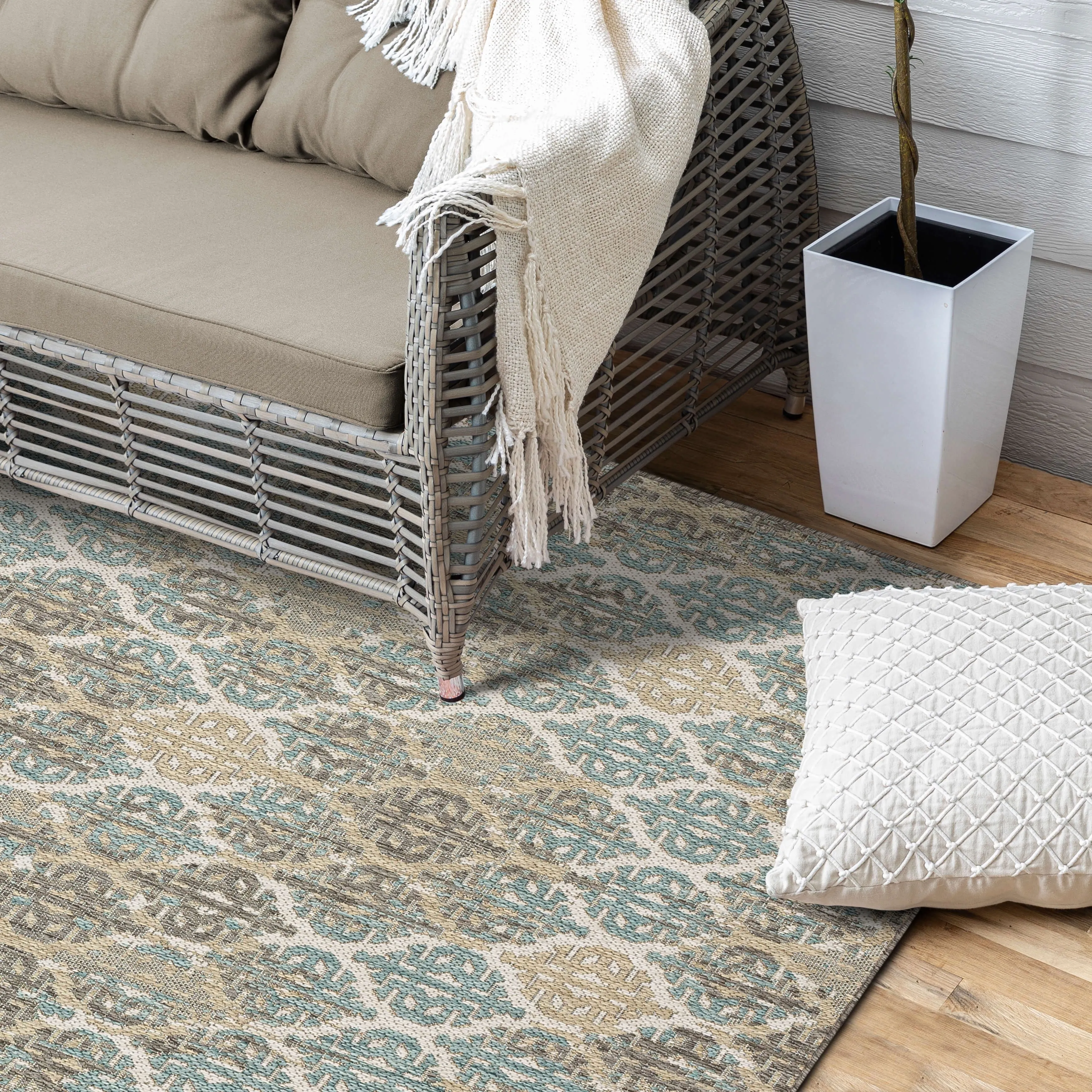 Mohawk Home Indoor/Outdoor Geneva iKat Patio Area Rug