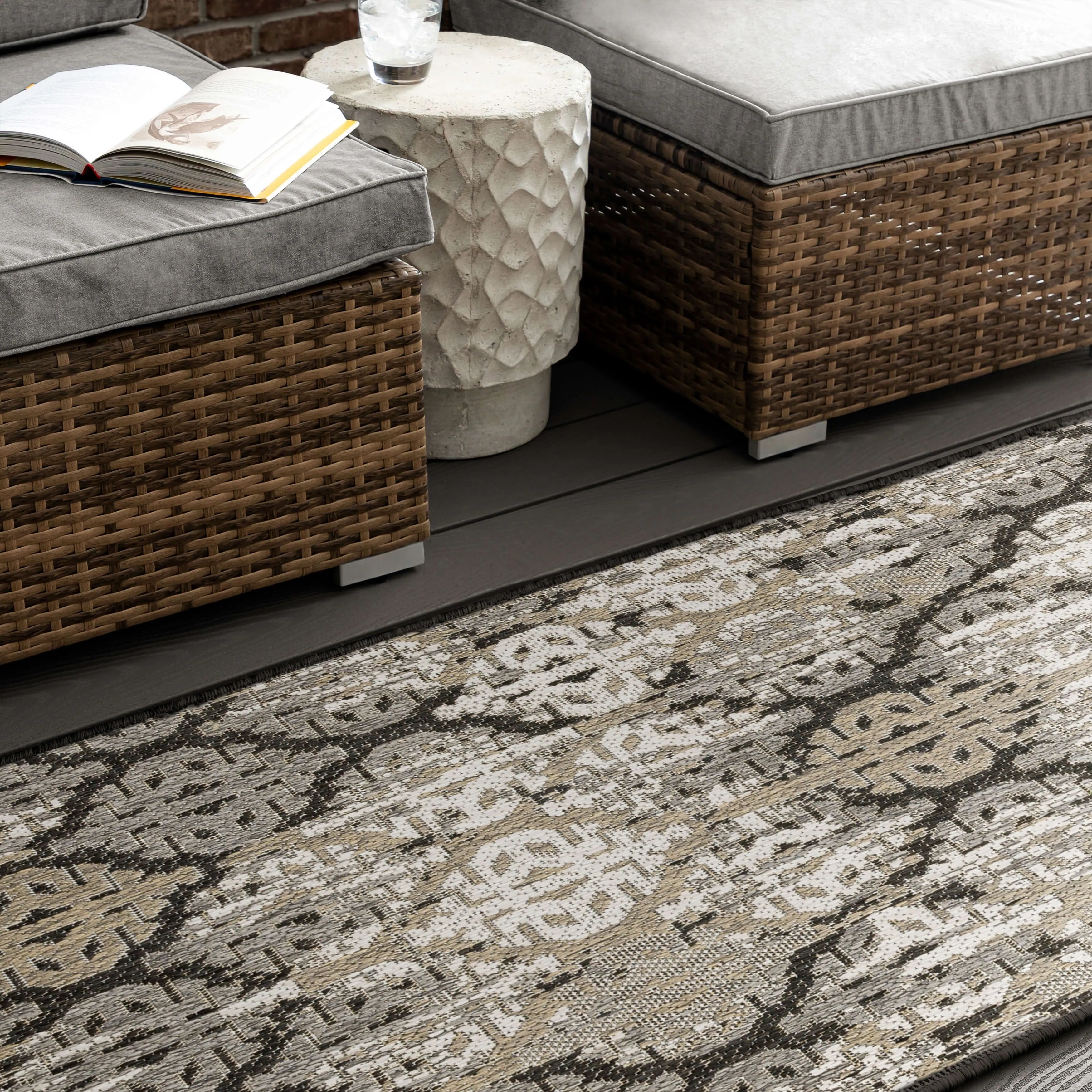 Mohawk Home Indoor/Outdoor Geneva iKat Patio Area Rug