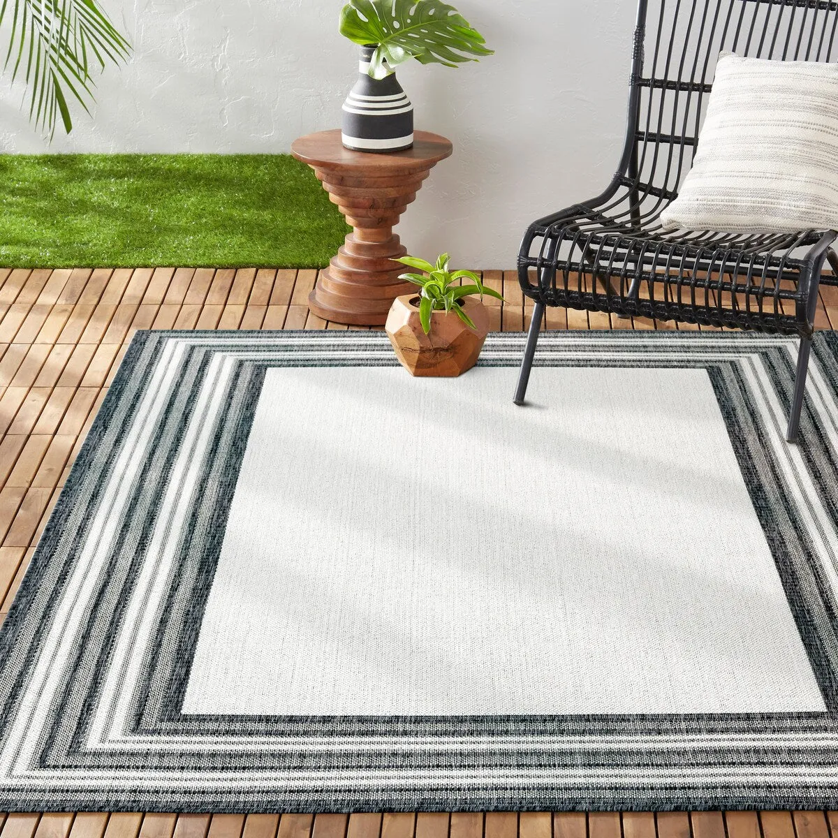 Nicole Miller New York Patio Country Layla Border Indoor/ Outdoor Rug