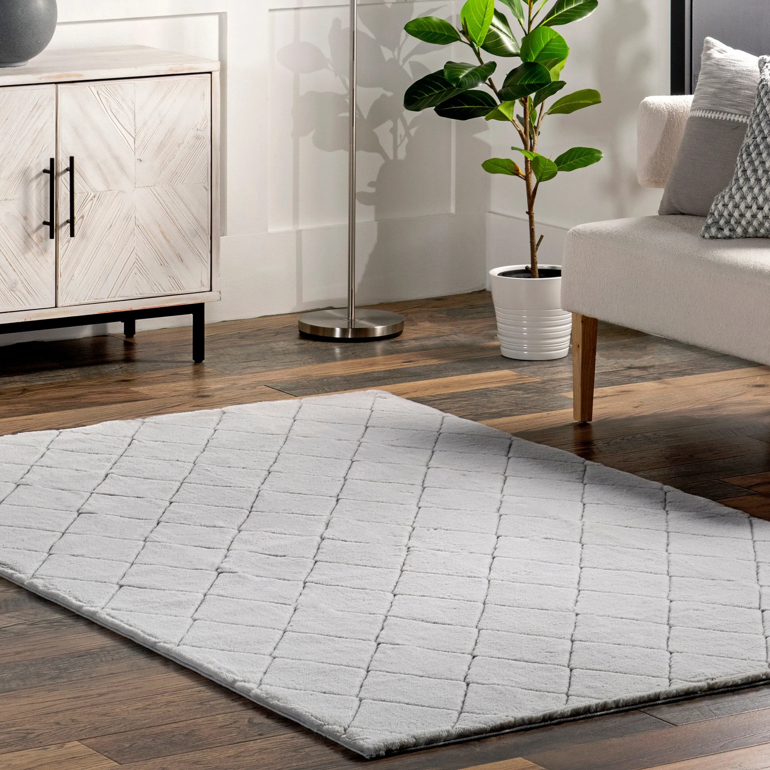 Nuloom Amy SuperiorWash Casual Faux Rabbit Machine Washable Area Rug