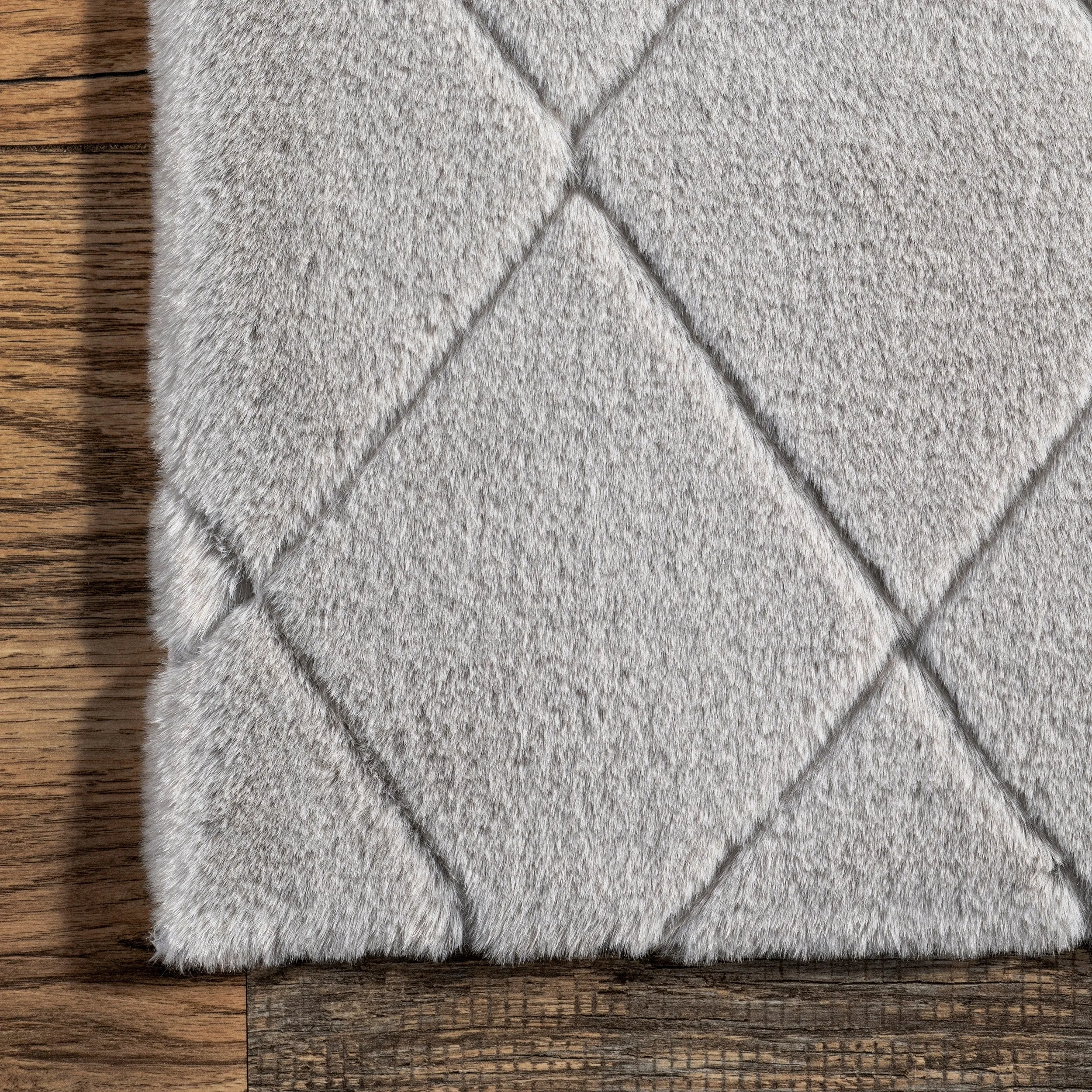 Nuloom Amy SuperiorWash Casual Faux Rabbit Machine Washable Area Rug