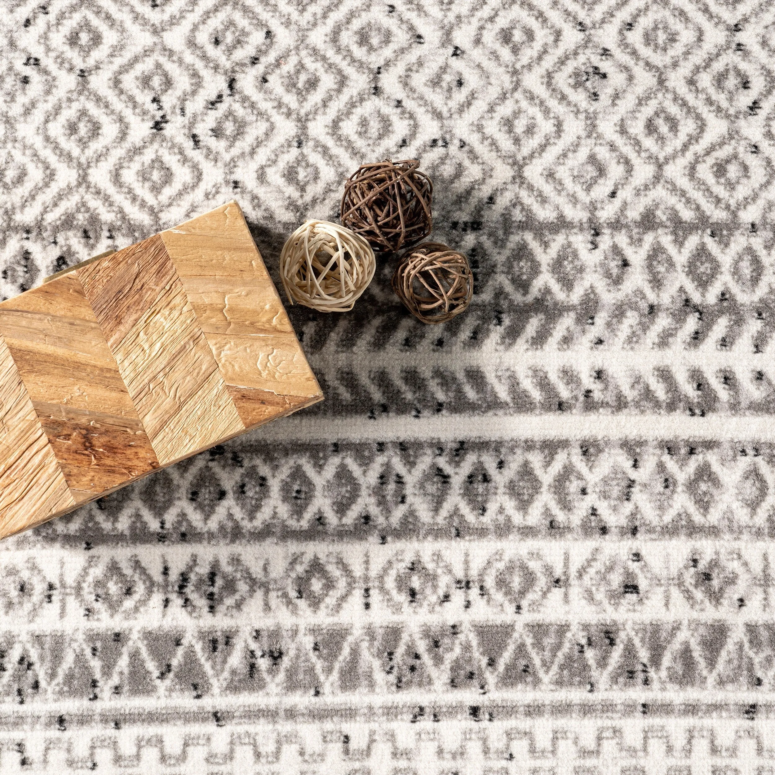 Nuloom Catherina Transitional Geometric Area Rug