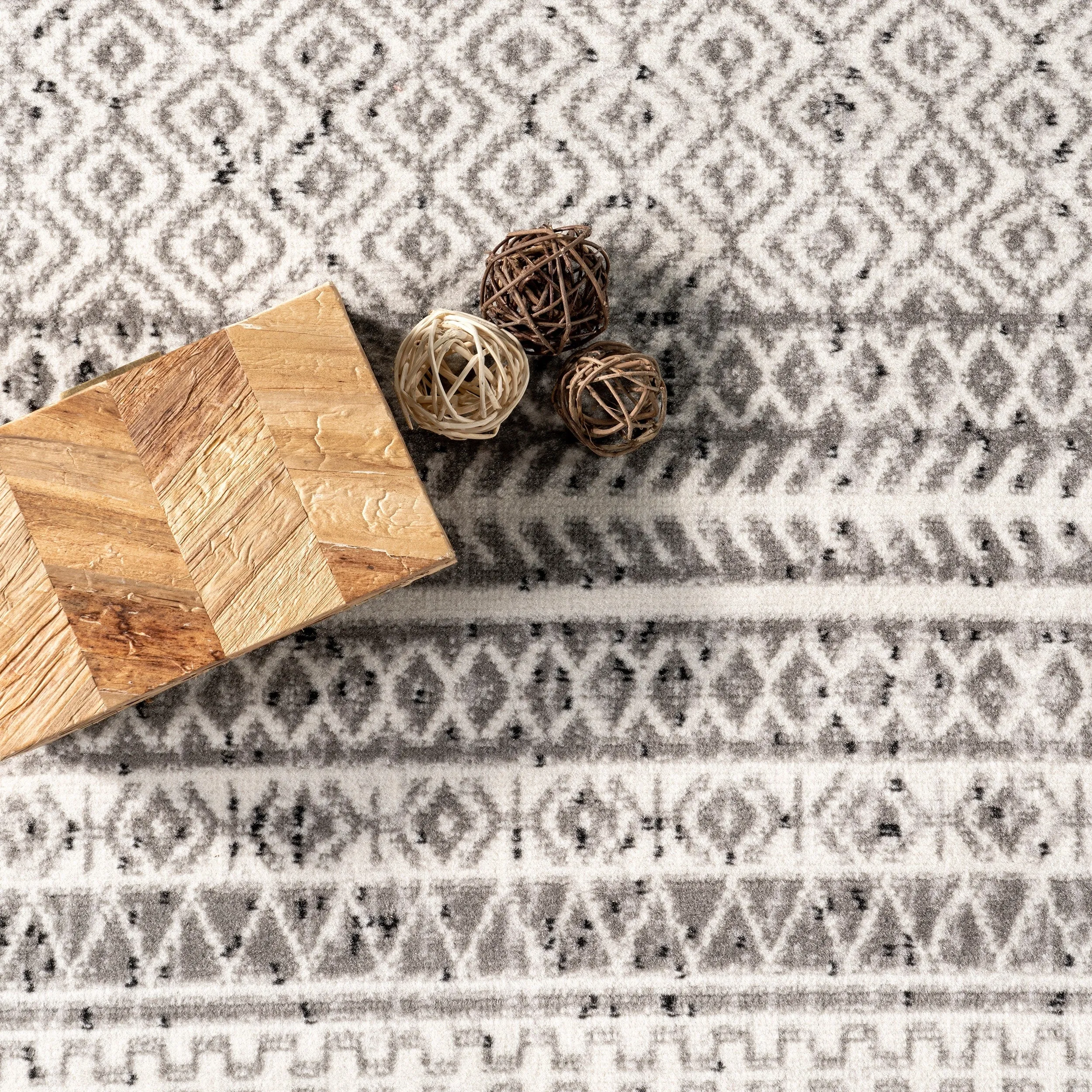 Nuloom Catherina Transitional Geometric Area Rug