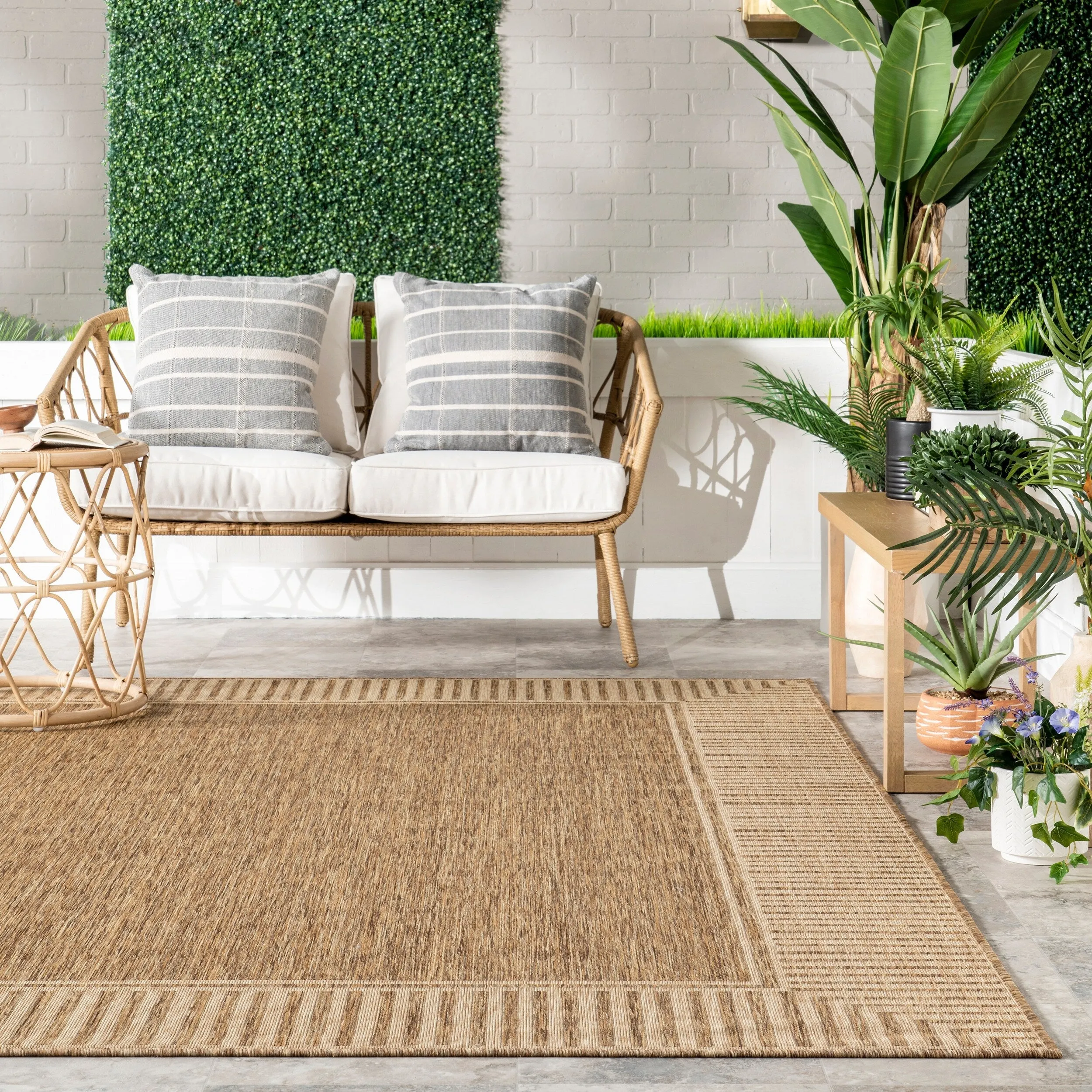 Nuloom Leah Classic Bordered Indoor/Outdoor Area Rug