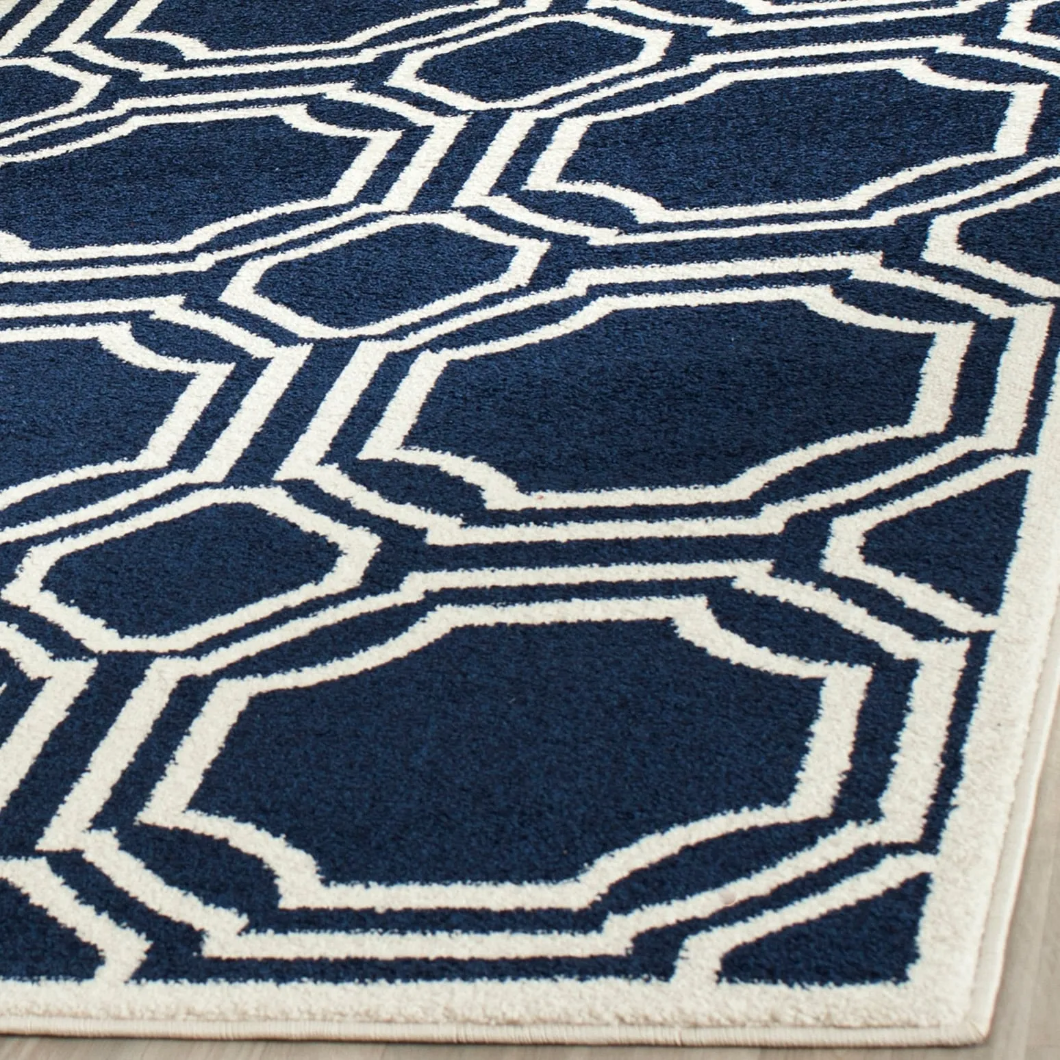 SAFAVIEH Amherst Aleksei Modern Rug
