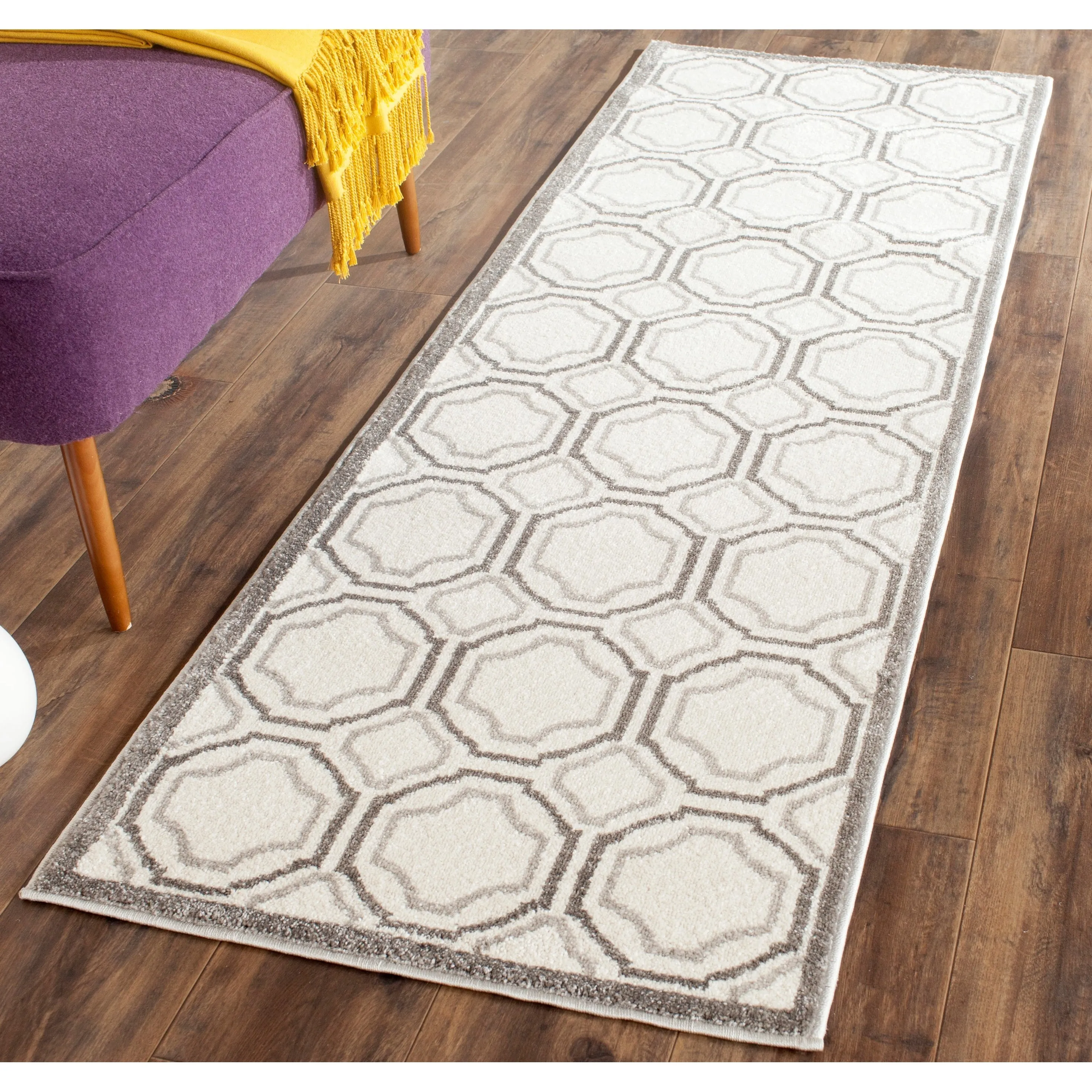 SAFAVIEH Amherst Aleksei Modern Rug