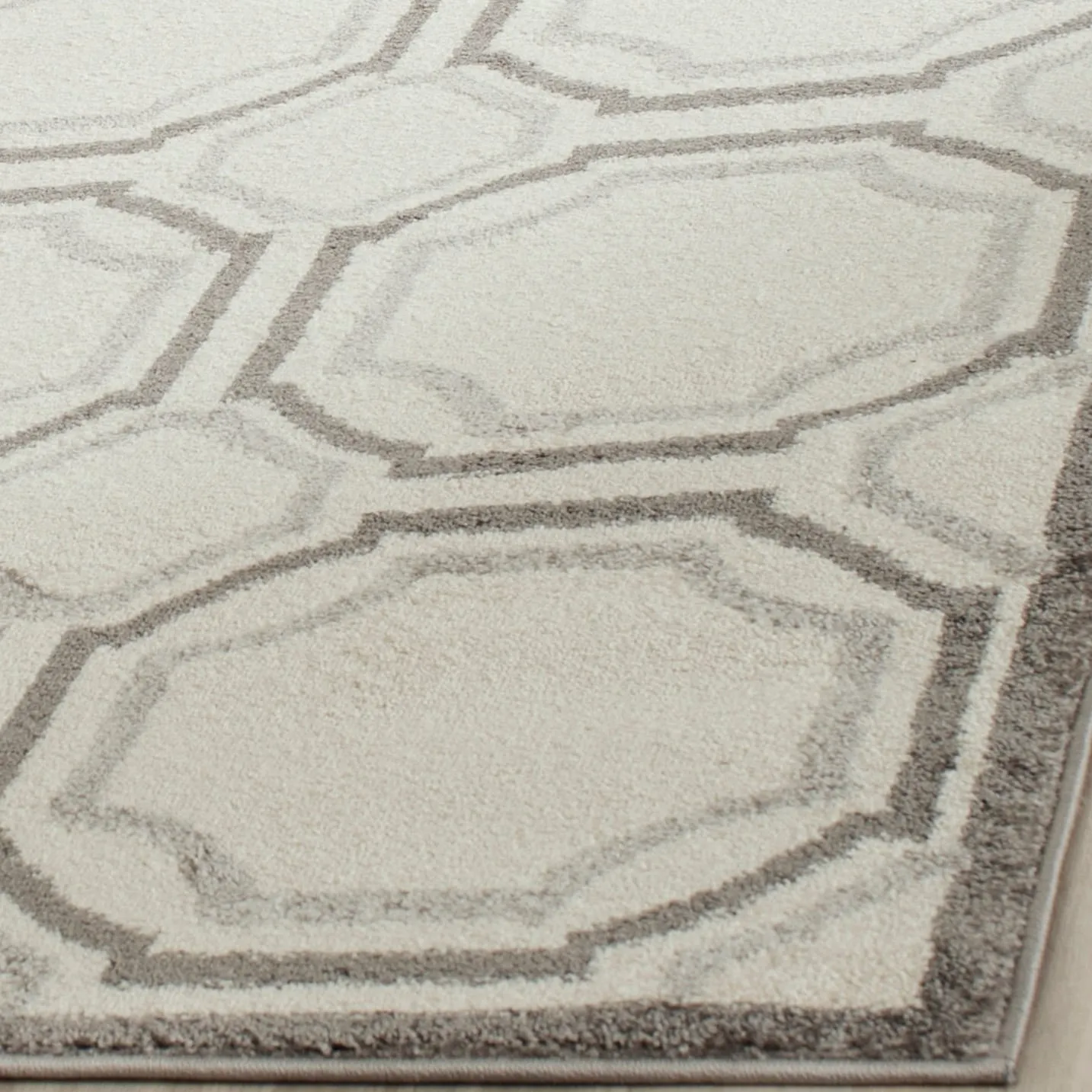 SAFAVIEH Amherst Aleksei Modern Rug