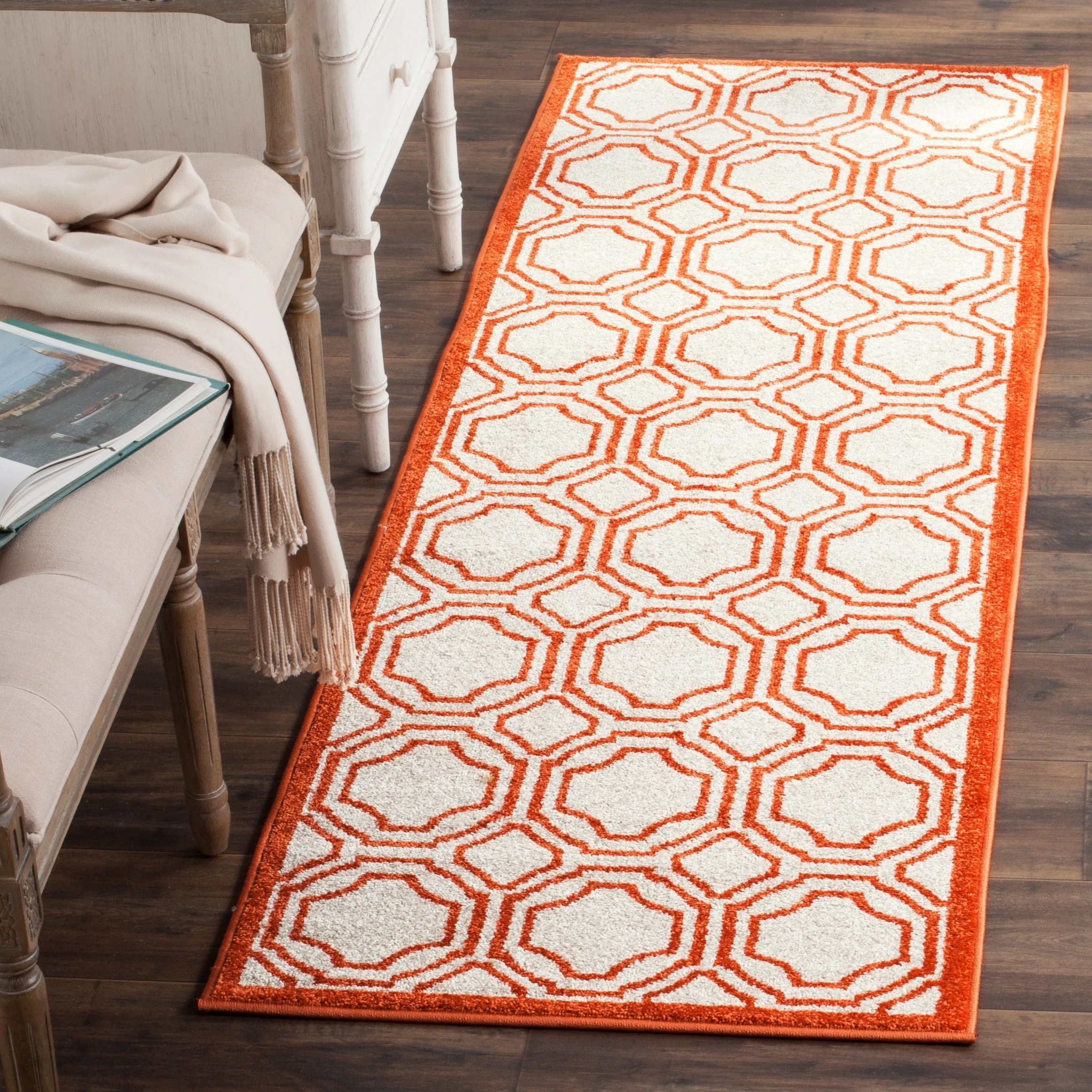 SAFAVIEH Amherst Aleksei Modern Rug