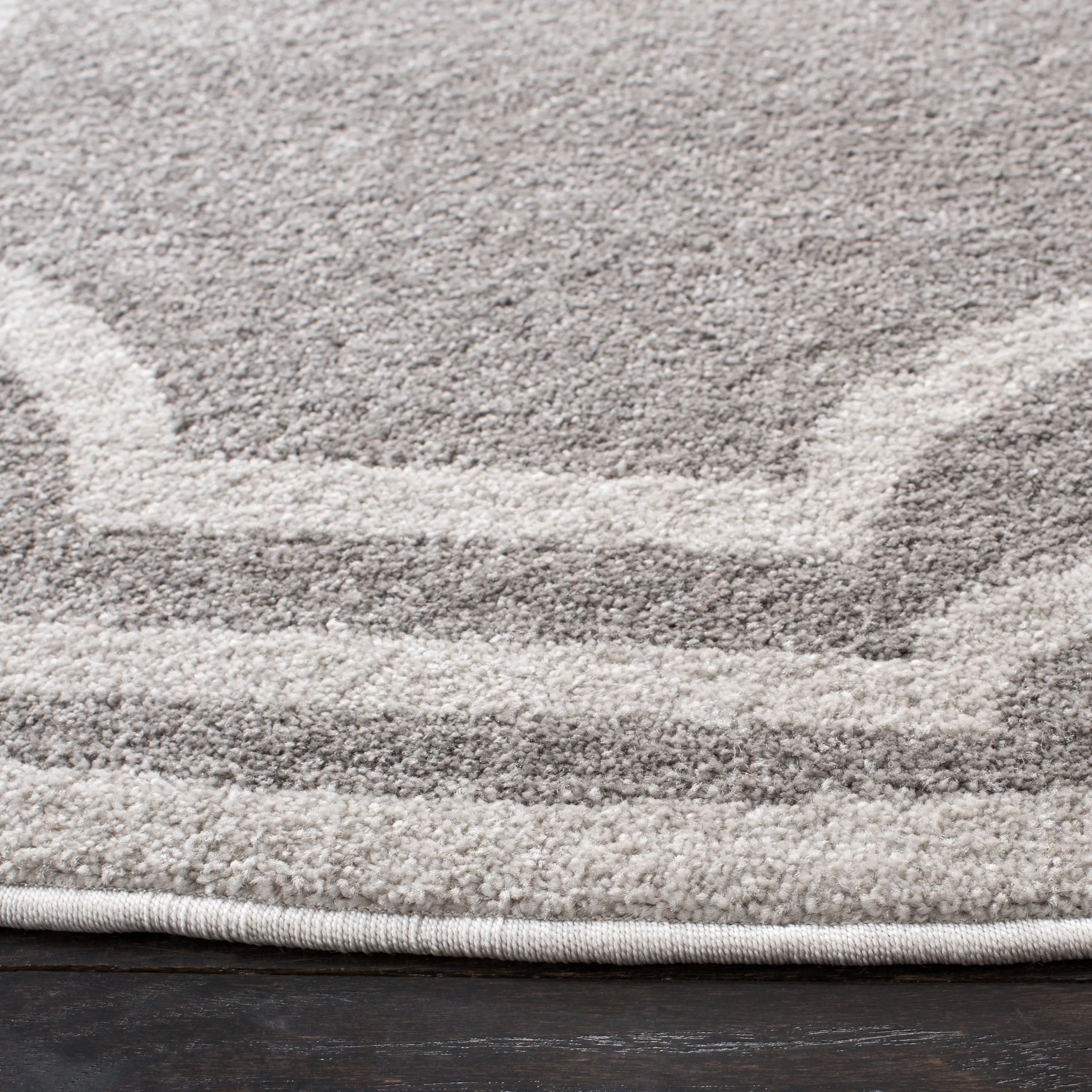 SAFAVIEH Amherst Aleksei Modern Rug