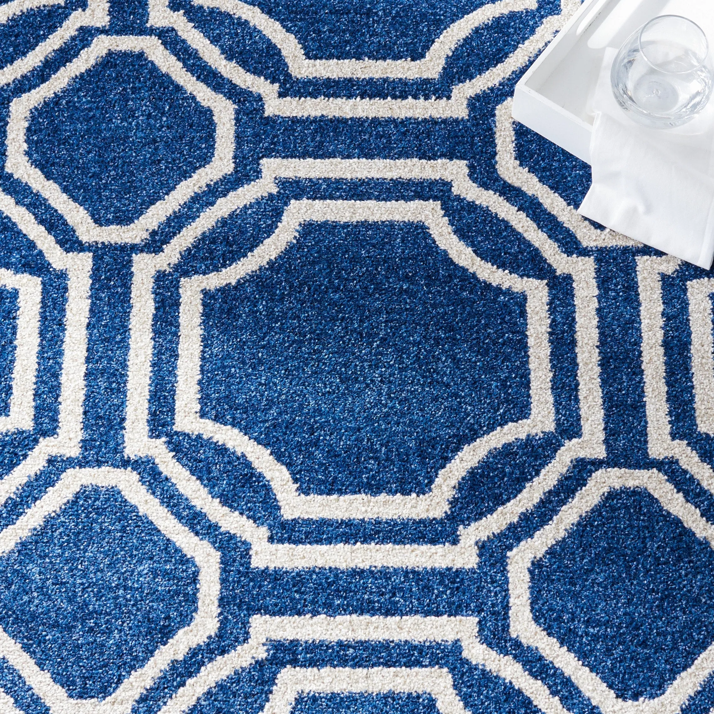 SAFAVIEH Amherst Aleksei Modern Rug