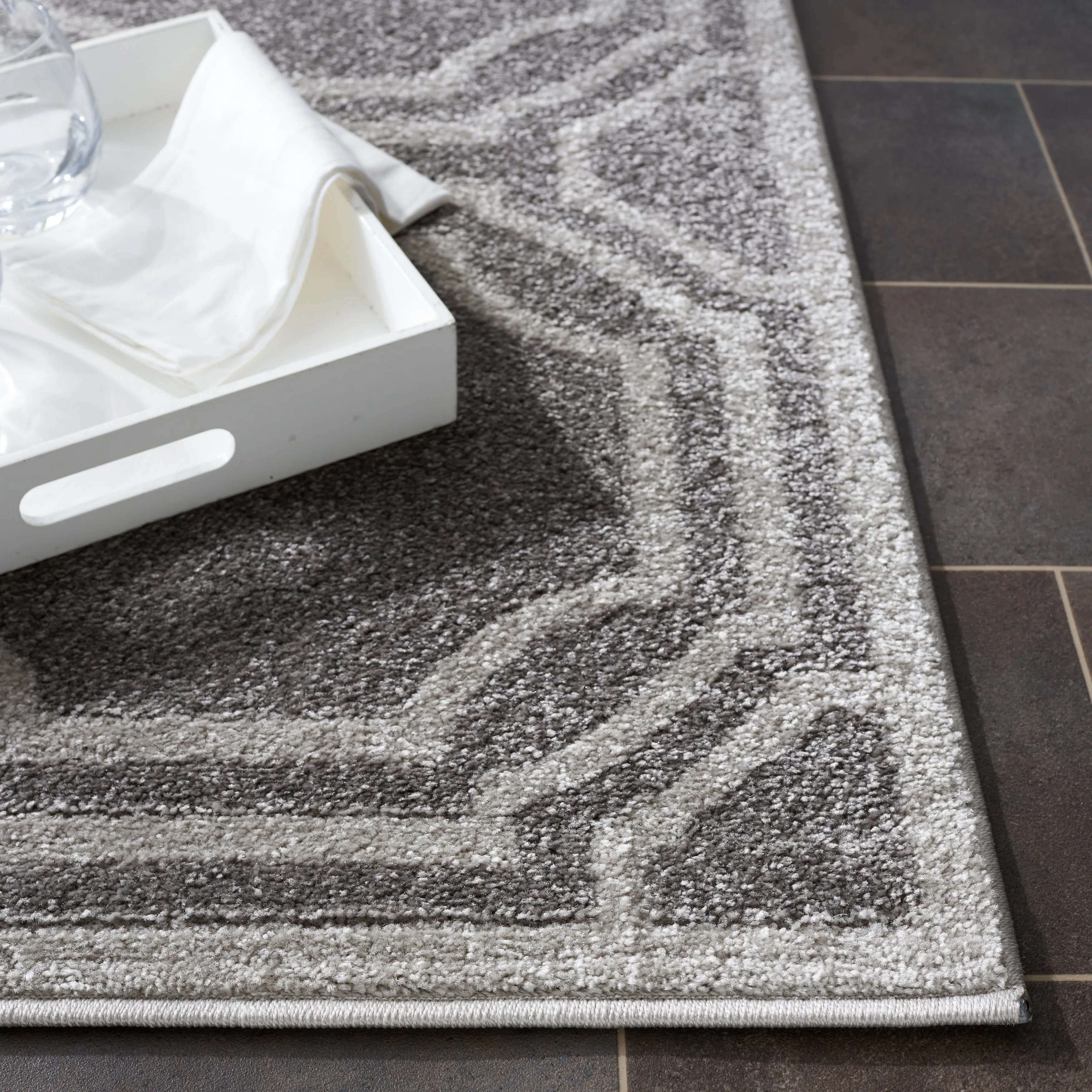 SAFAVIEH Amherst Aleksei Modern Rug