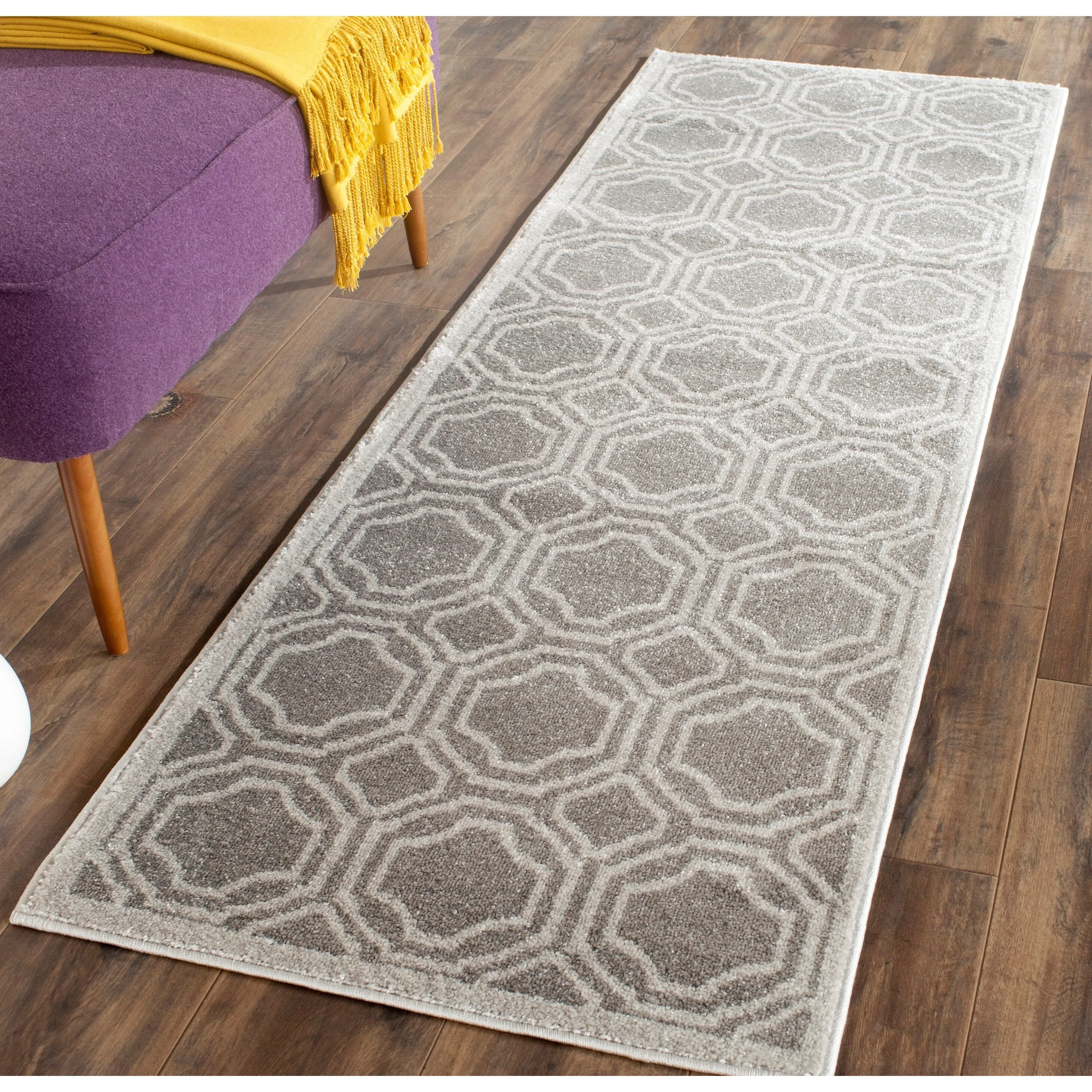 SAFAVIEH Amherst Aleksei Modern Rug