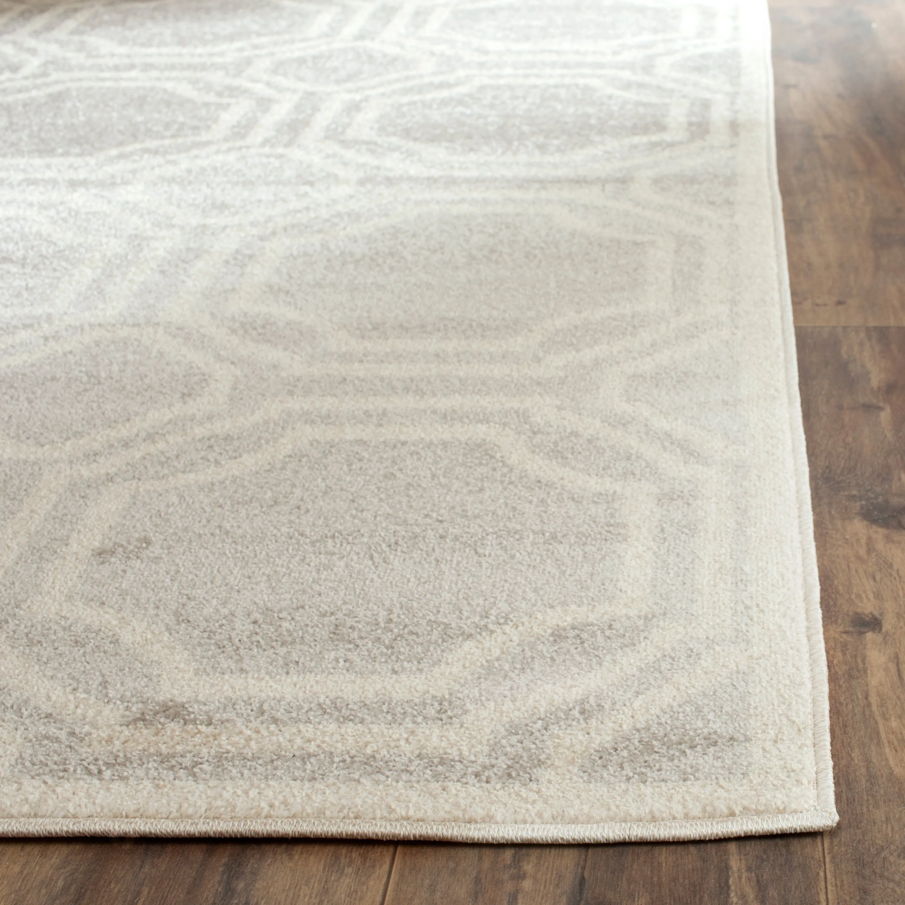 SAFAVIEH Amherst Aleksei Modern Rug