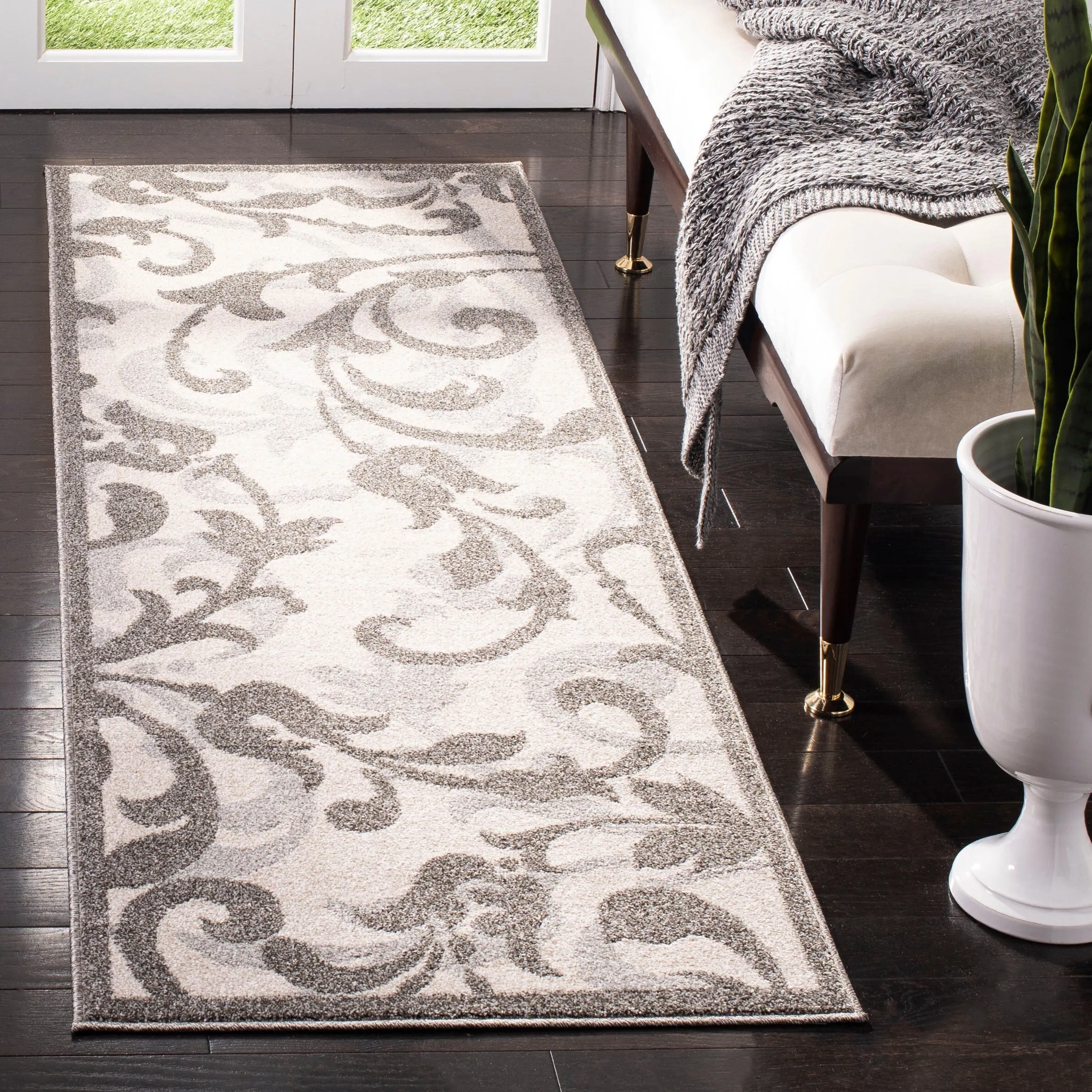 SAFAVIEH Amherst Mujesira Modern Rug