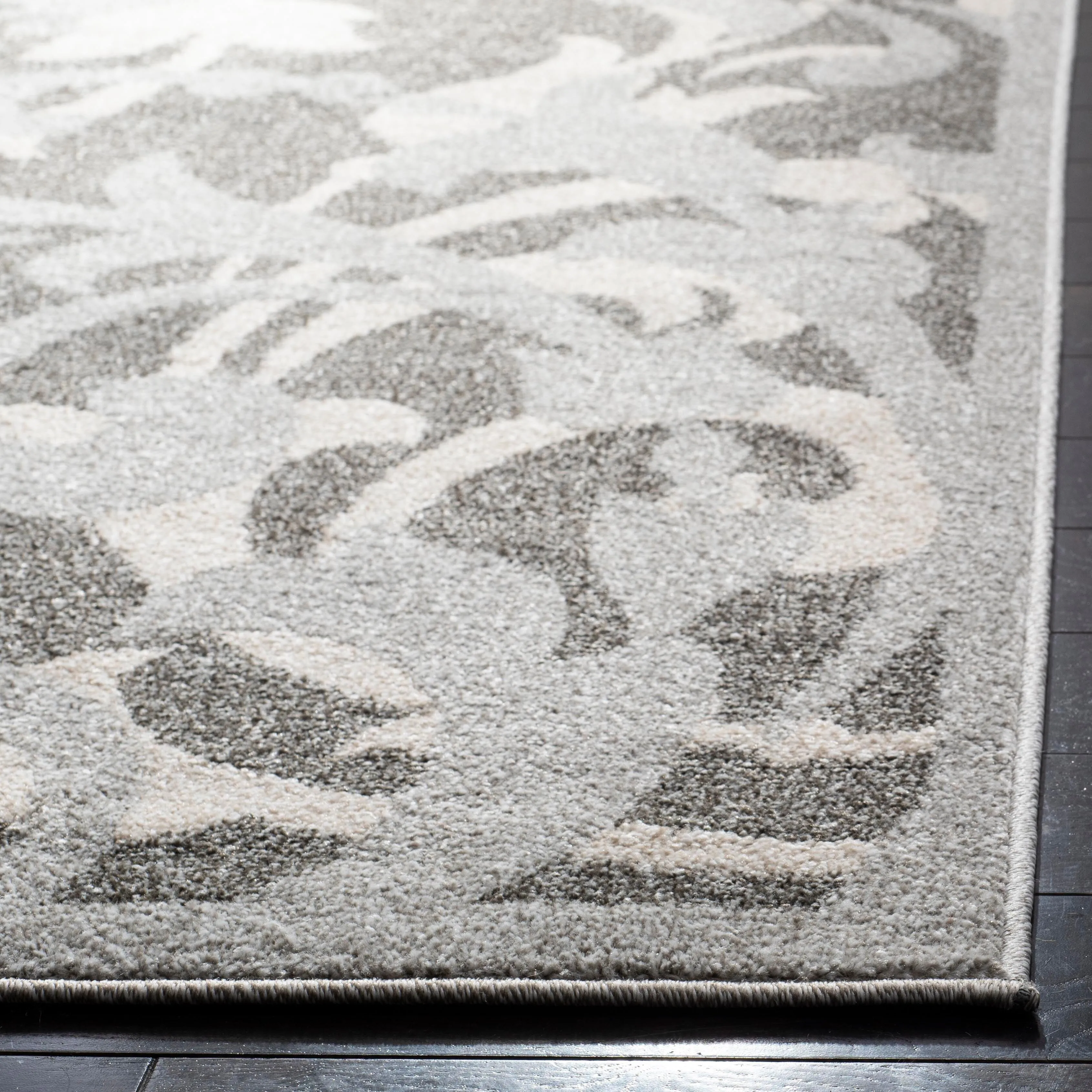 SAFAVIEH Amherst Mujesira Modern Rug