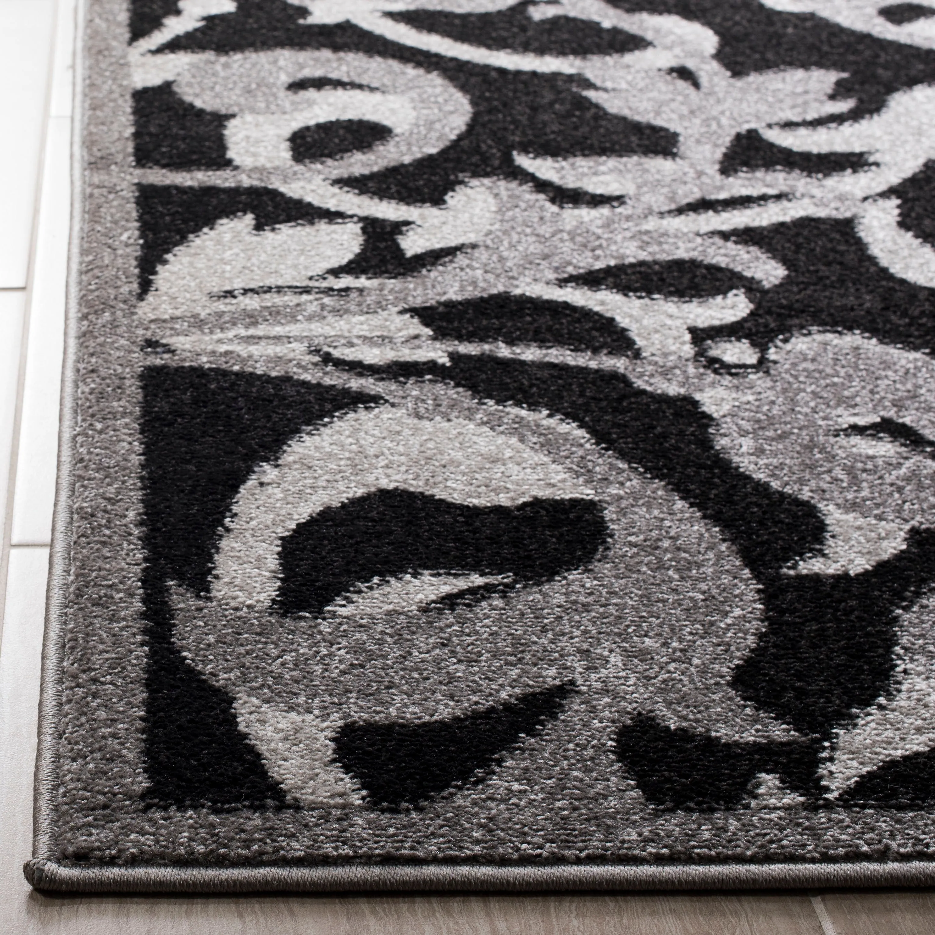 SAFAVIEH Amherst Mujesira Modern Rug
