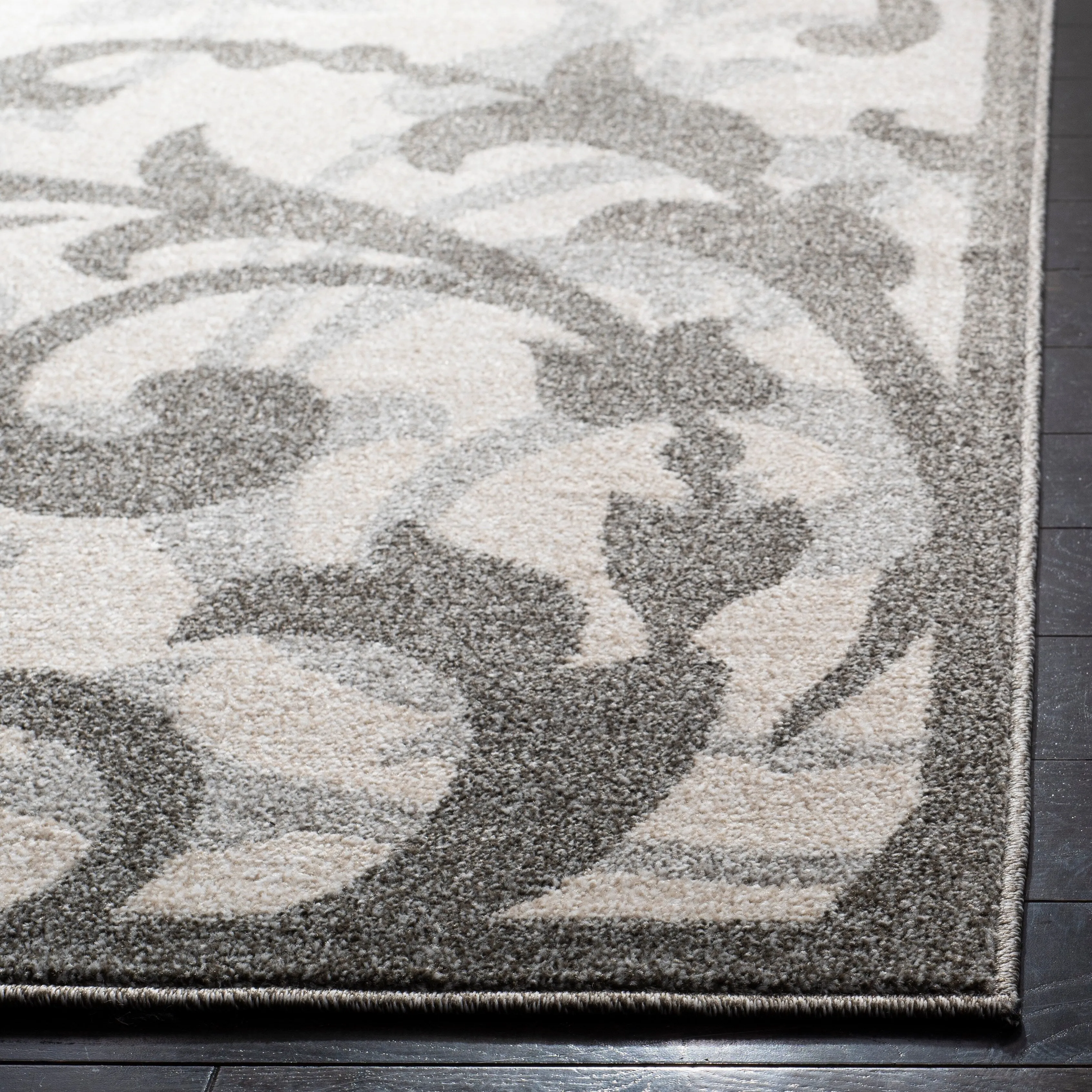 SAFAVIEH Amherst Mujesira Modern Rug