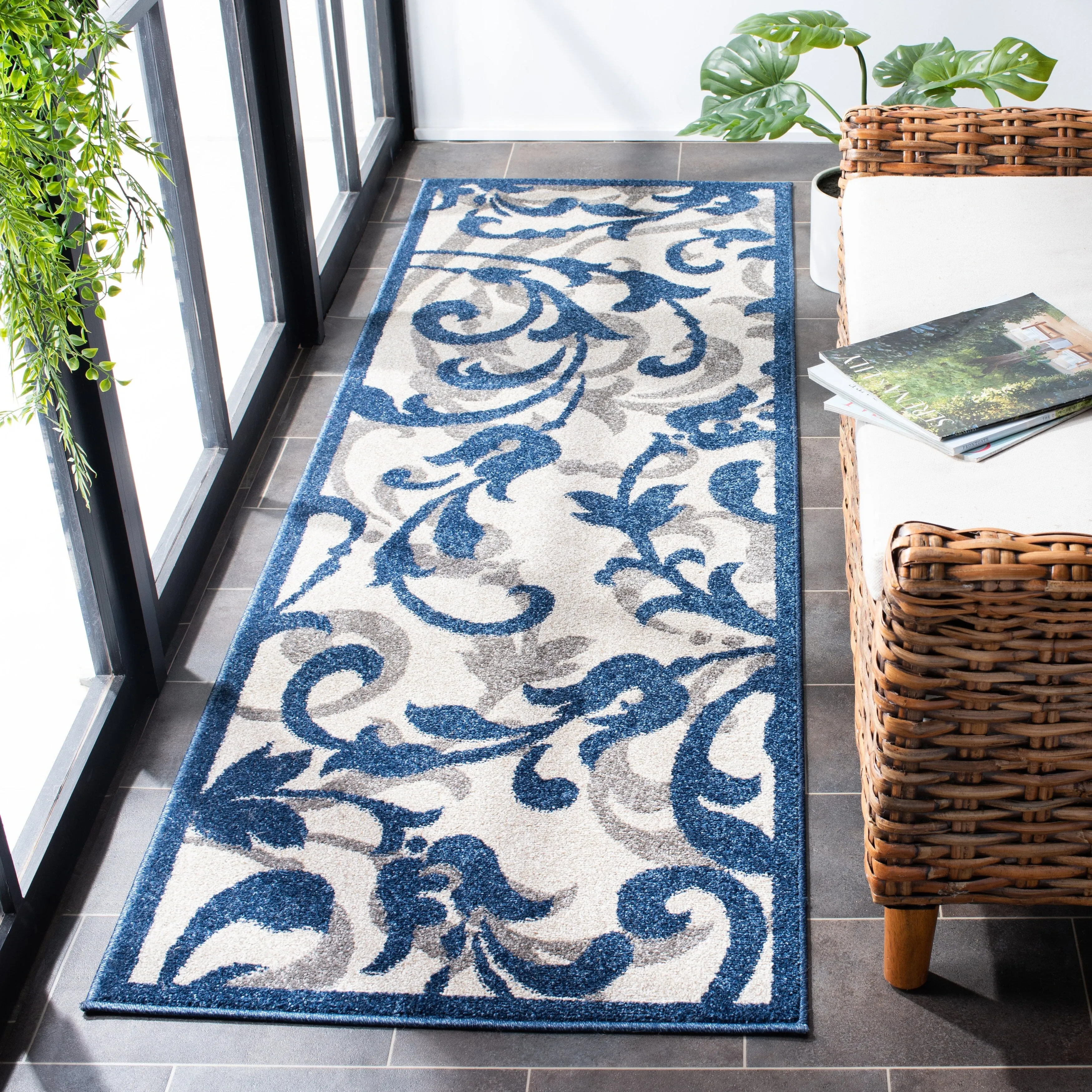 SAFAVIEH Amherst Mujesira Modern Rug