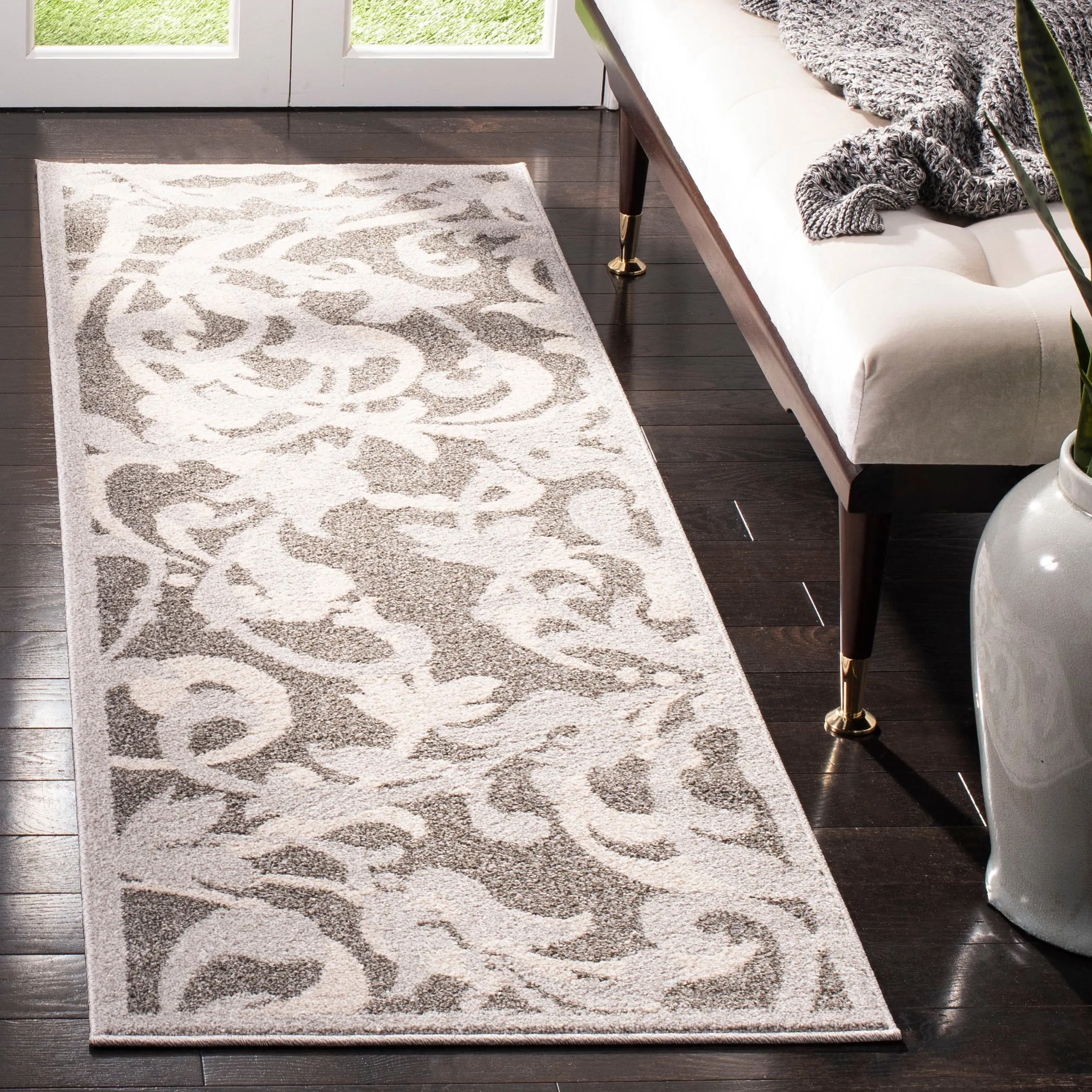 SAFAVIEH Amherst Mujesira Modern Rug