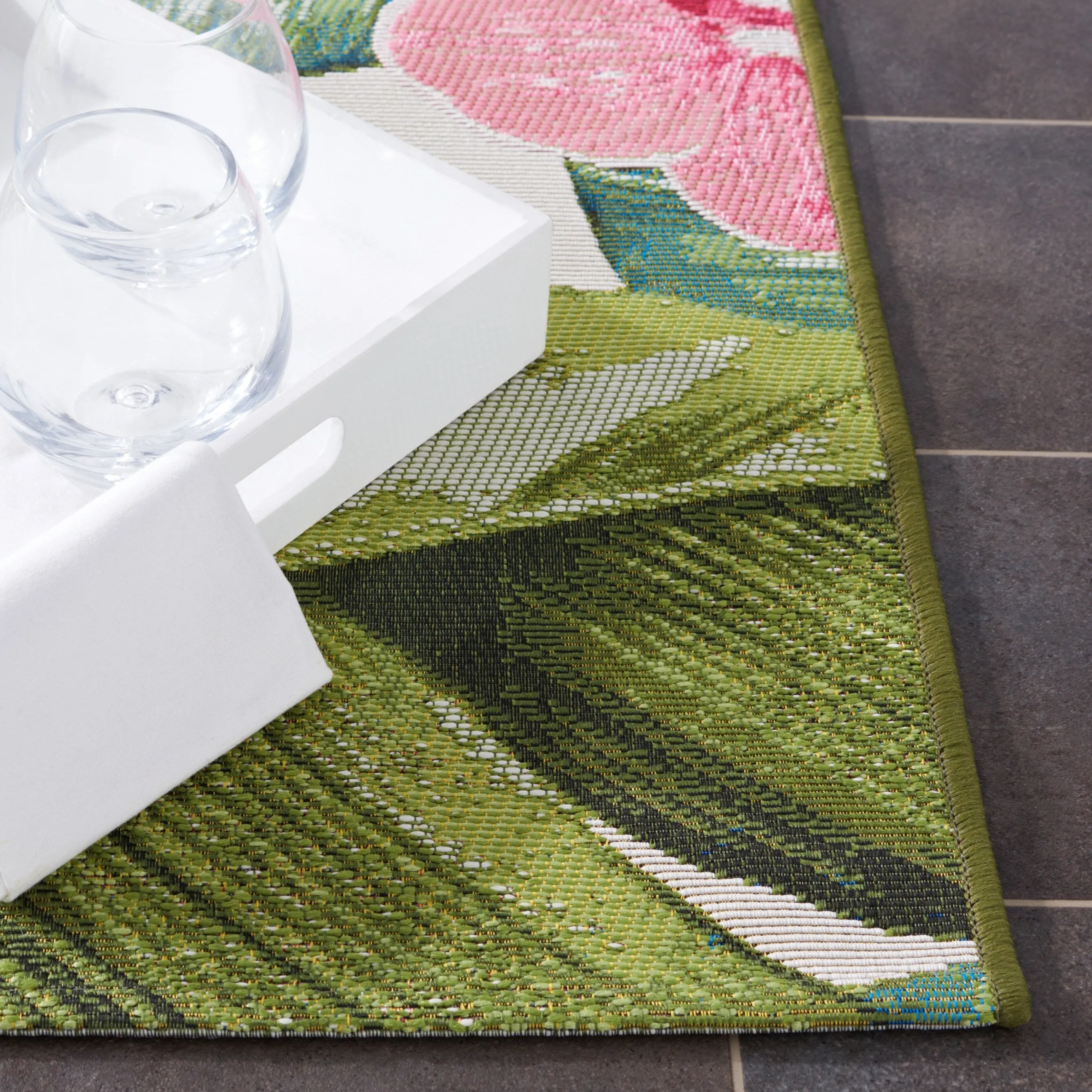 SAFAVIEH Barbados Betzy Tropical Indoor/Outdoor Waterproof Rug