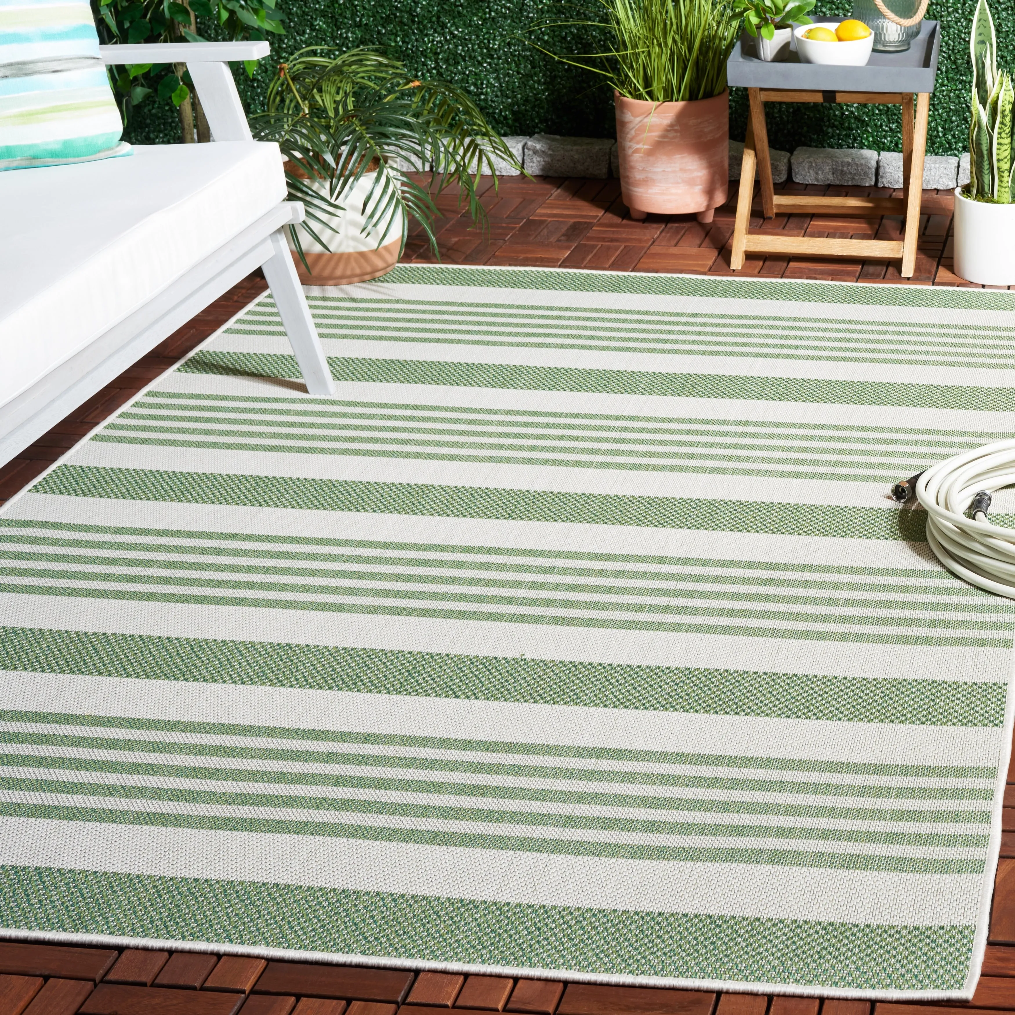 SAFAVIEH Bermuda Timi Geometric Indoor/Outdoor Waterproof Rug