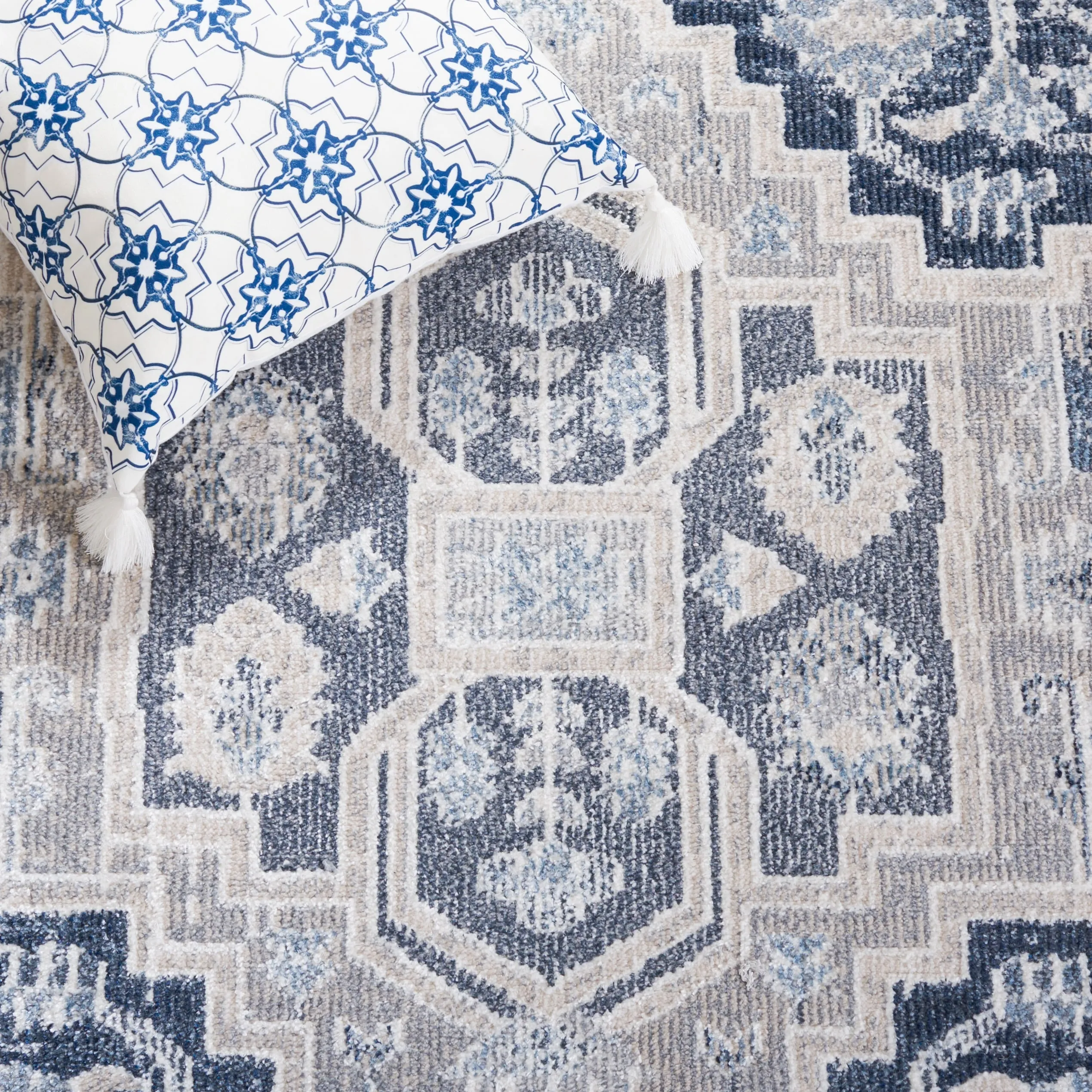 SAFAVIEH Blair Machine Washable Munevera Slip Resistant Rug