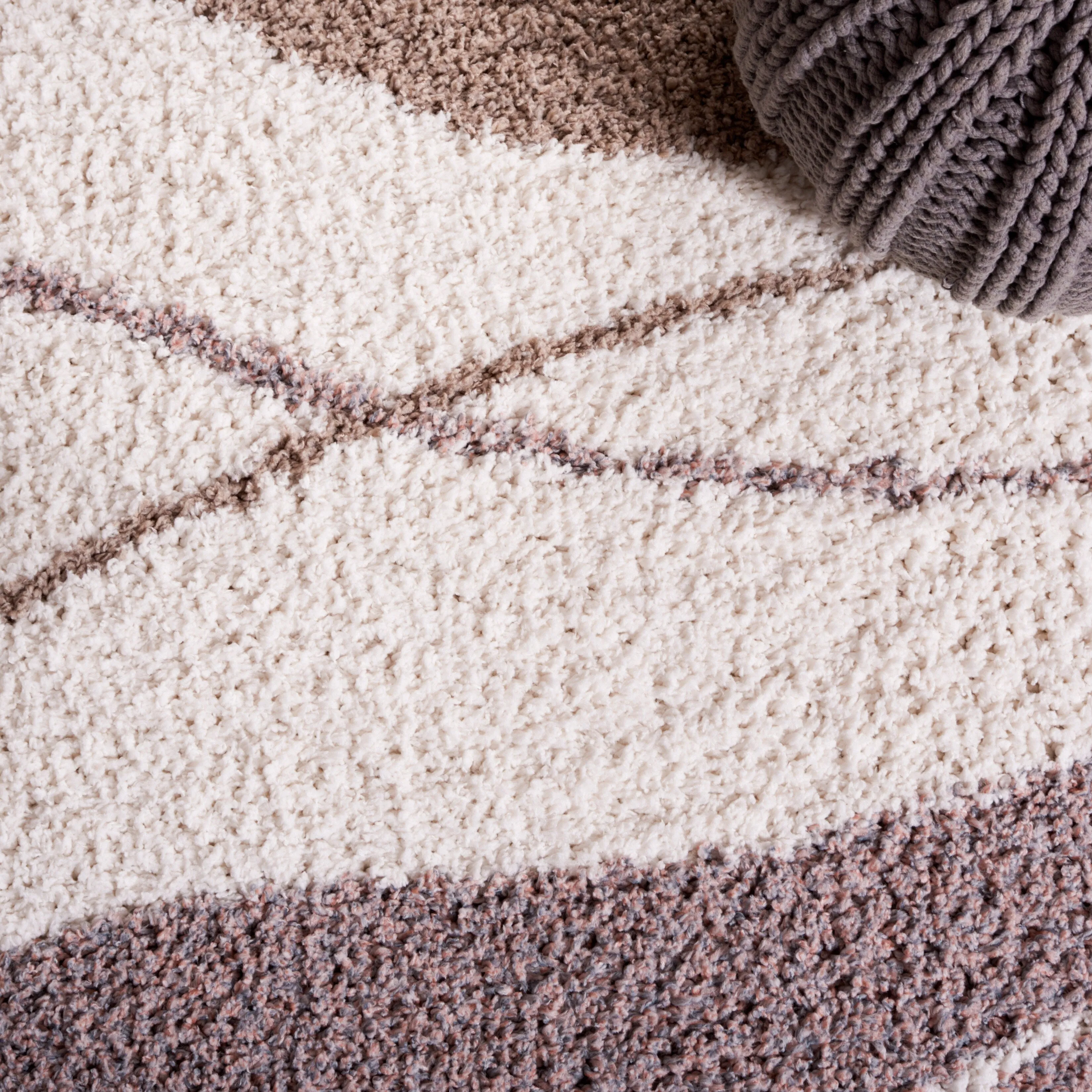 SAFAVIEH Calico Shag Isabell Abstract 1.5-inch Thick Rug