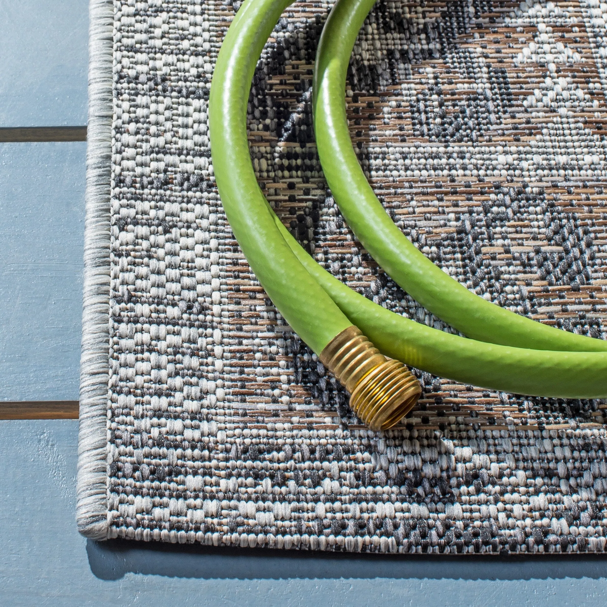 SAFAVIEH Courtyard Adrielle Outdoor Waterproof Patio Backyard Rug