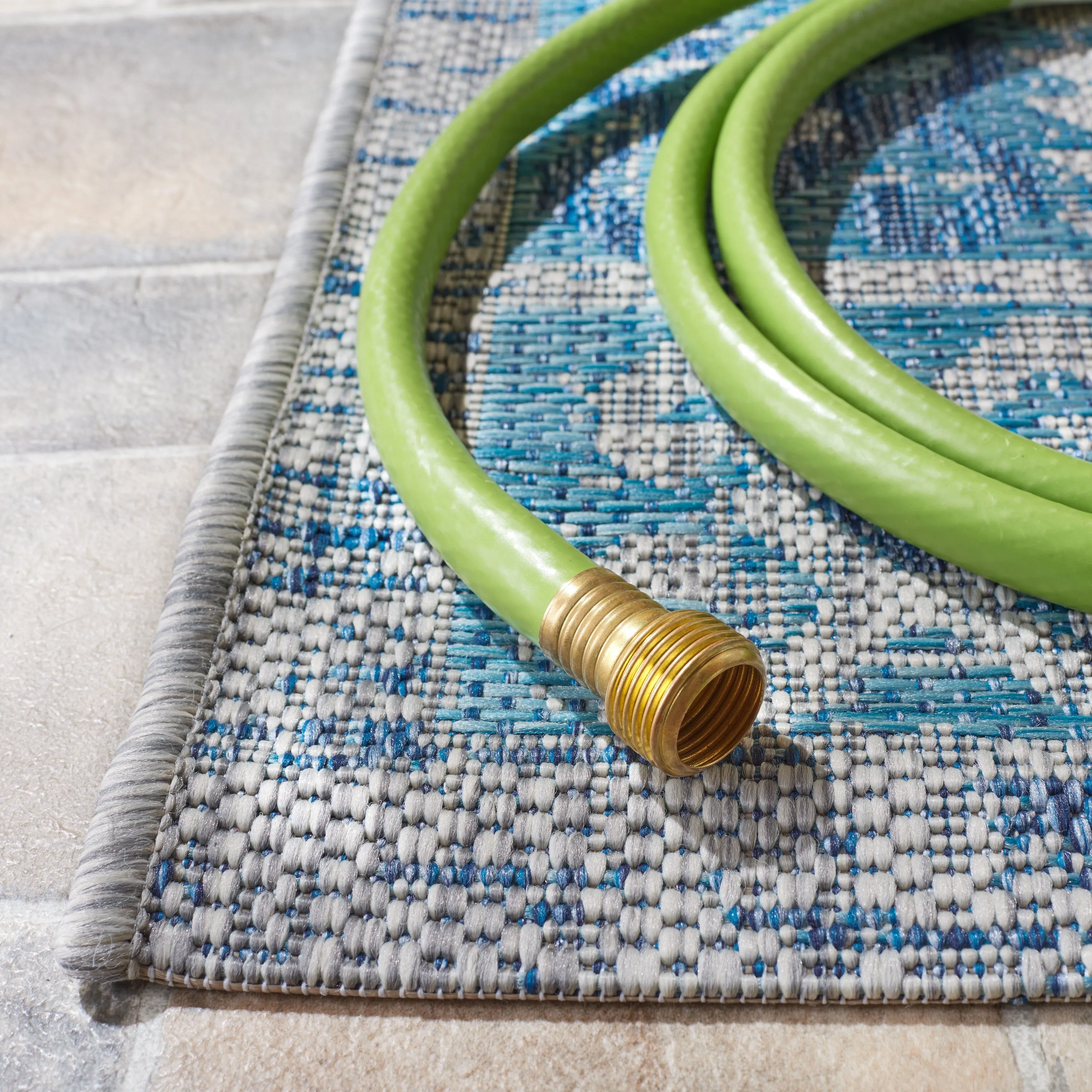 SAFAVIEH Courtyard Adrielle Outdoor Waterproof Patio Backyard Rug